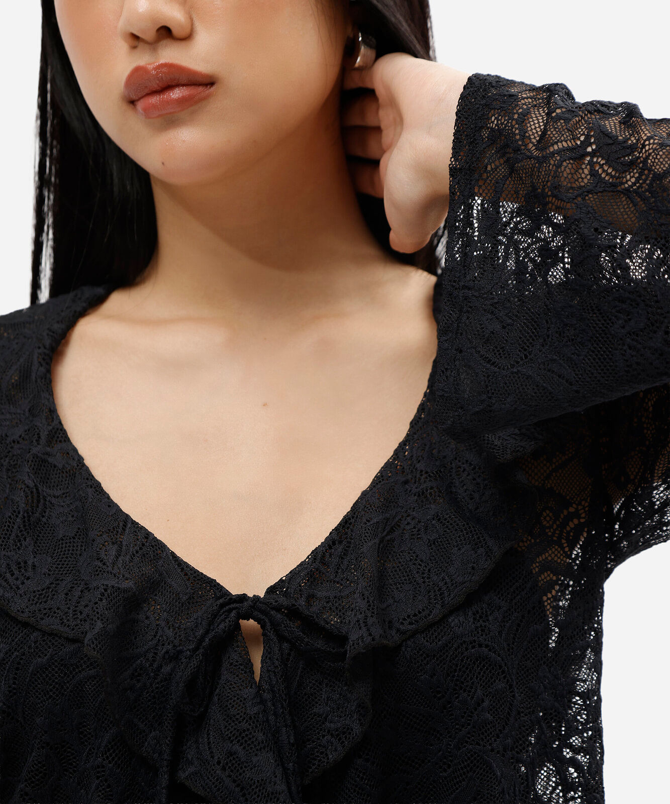 blusa feminina de renda decote v manga longa  com babado preta