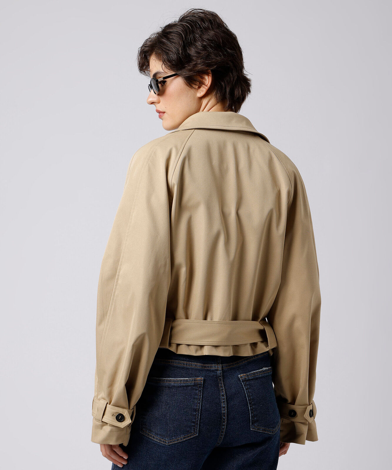 casaco trench coat feminino cropped com cinto mindset bege