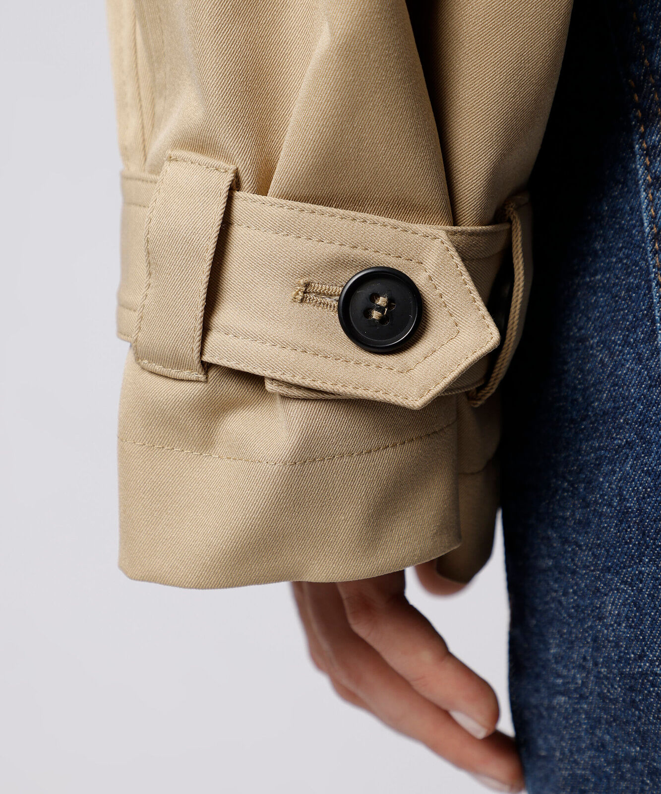 casaco trench coat feminino cropped com cinto mindset bege