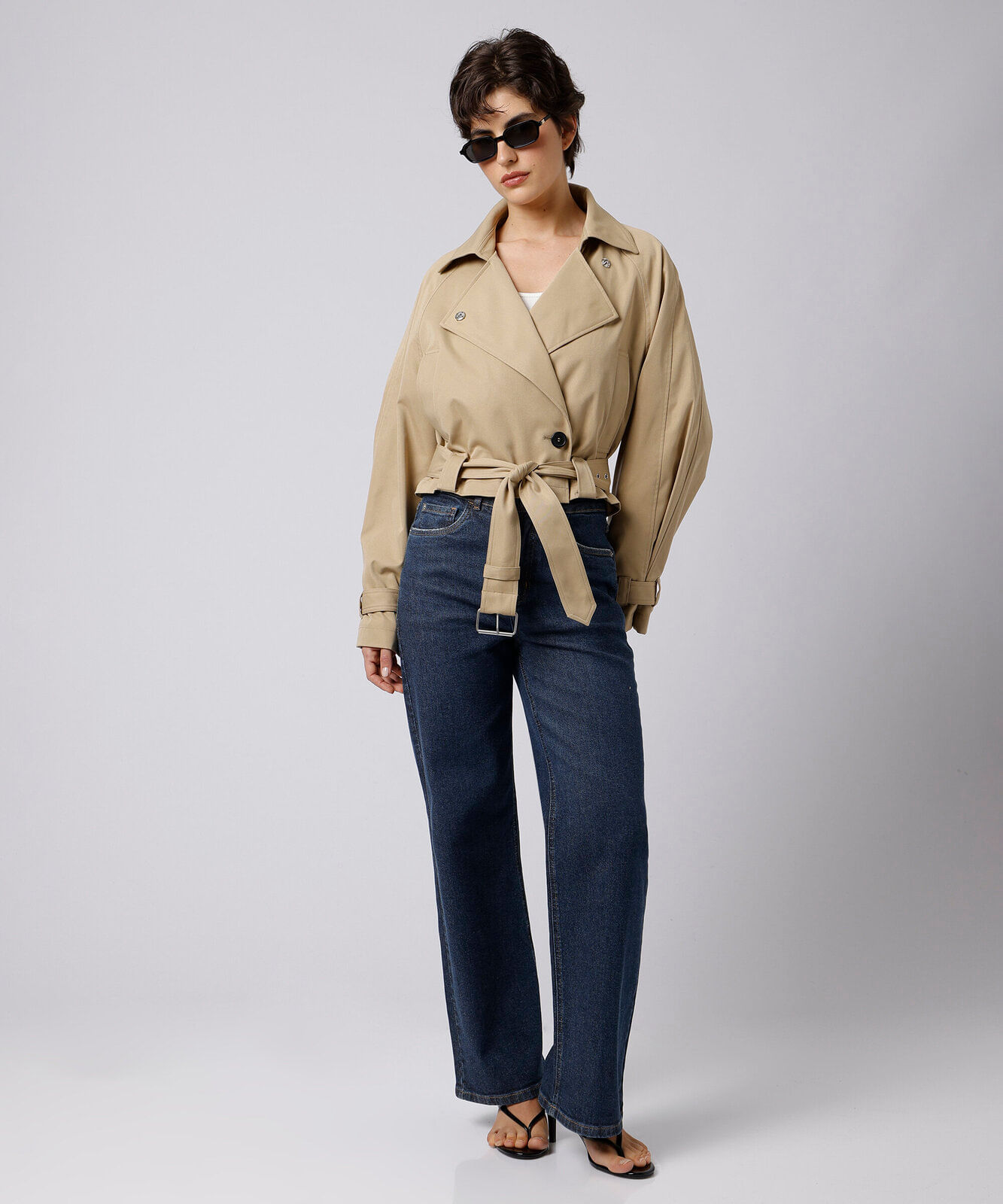 casaco trench coat feminino cropped com cinto mindset bege