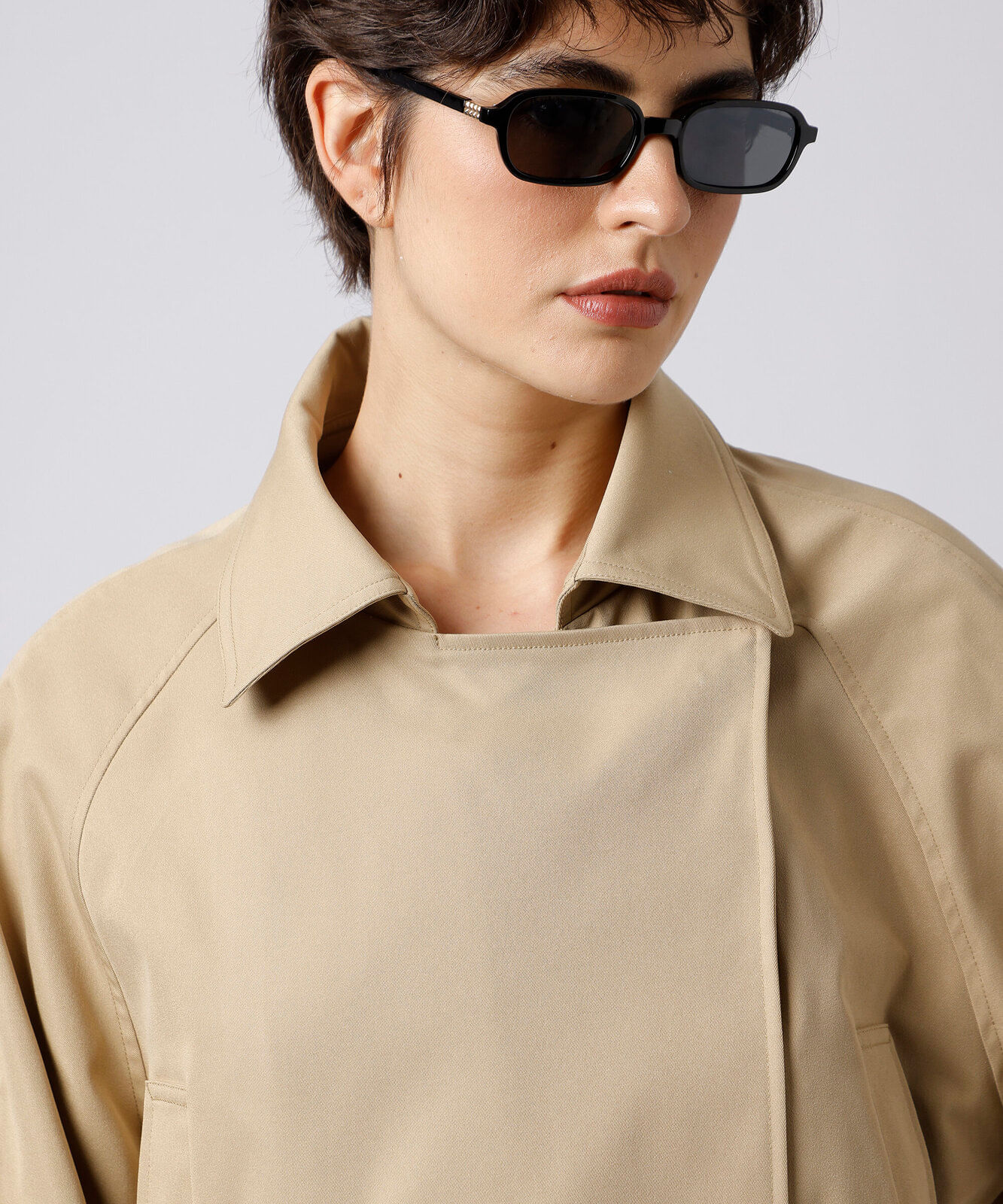 casaco trench coat feminino cropped com cinto mindset bege