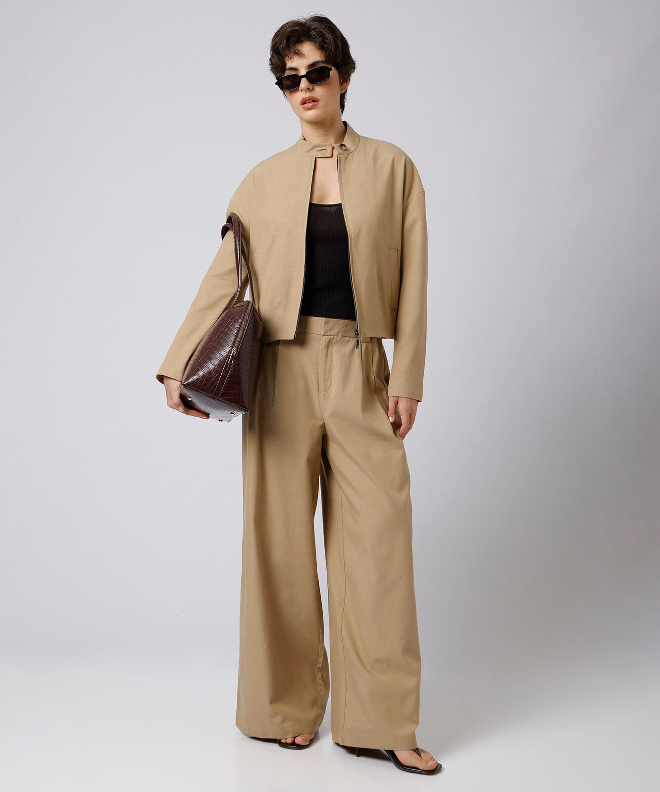 calça wide leg de alfaiataria feminina em sarja com pregas mindset bege