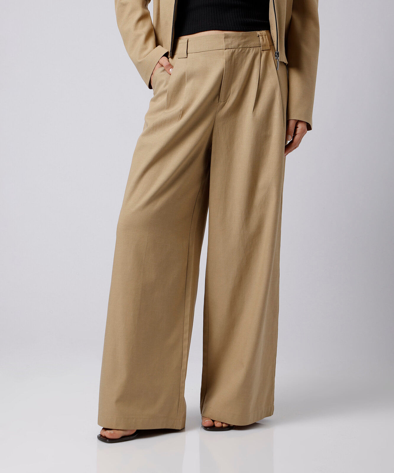 calça wide leg de alfaiataria feminina em sarja com pregas mindset bege