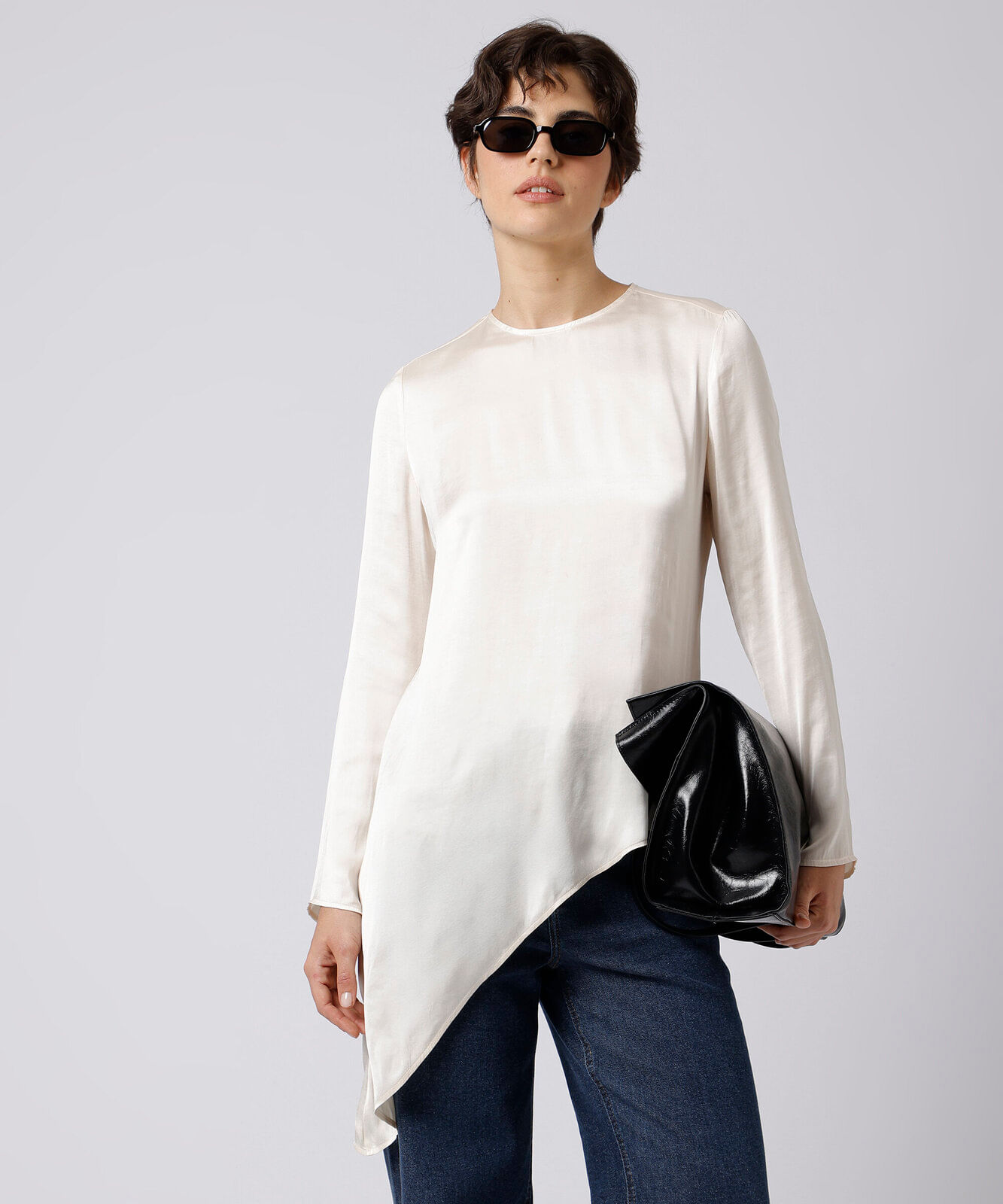 blusa feminina manga longa assimétrica acetinada mindset off white