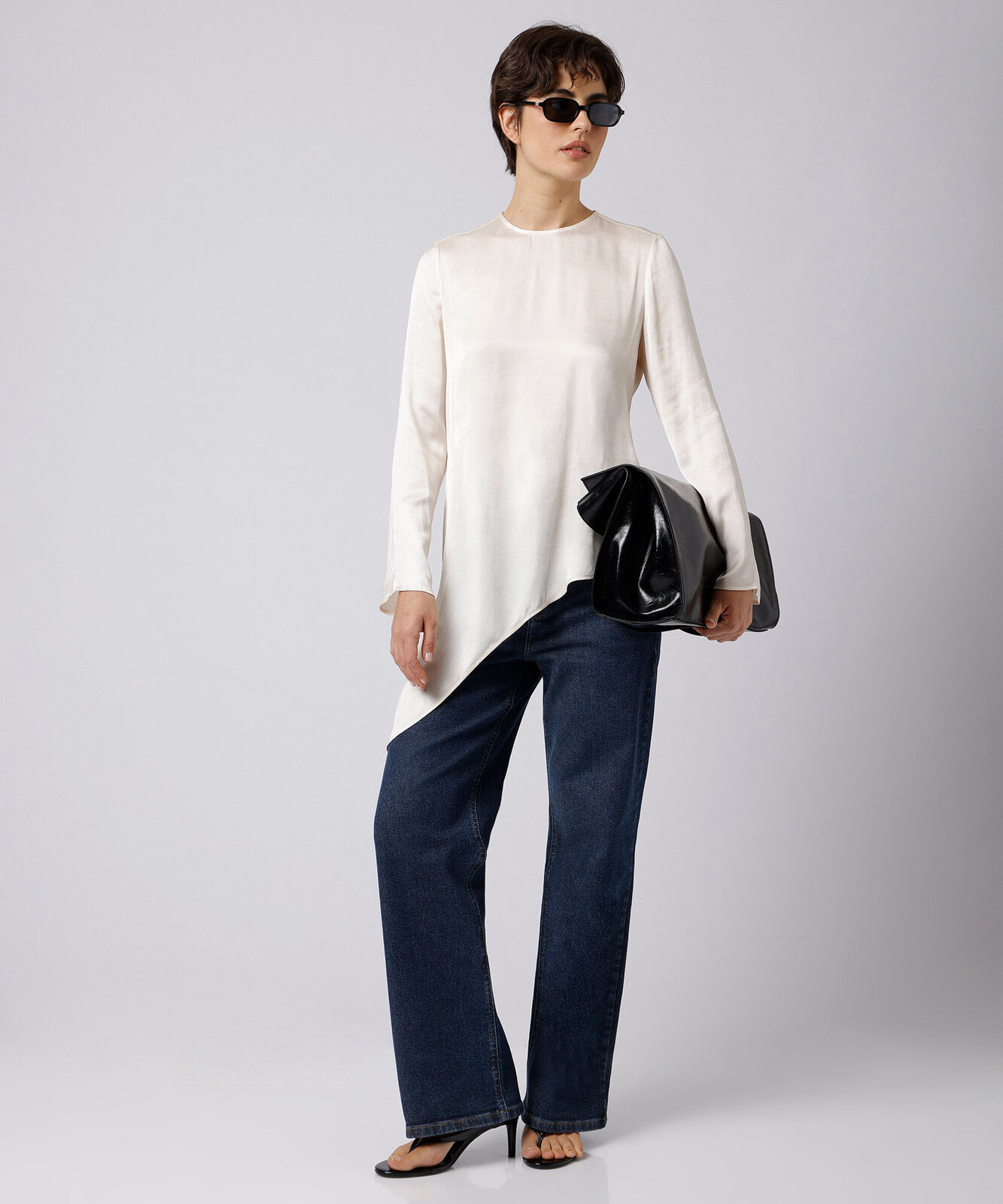 blusa feminina manga longa assimétrica acetinada mindset off white