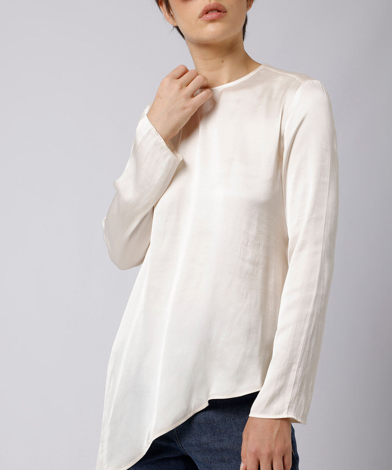 blusa feminina manga longa assimétrica acetinada mindset off white