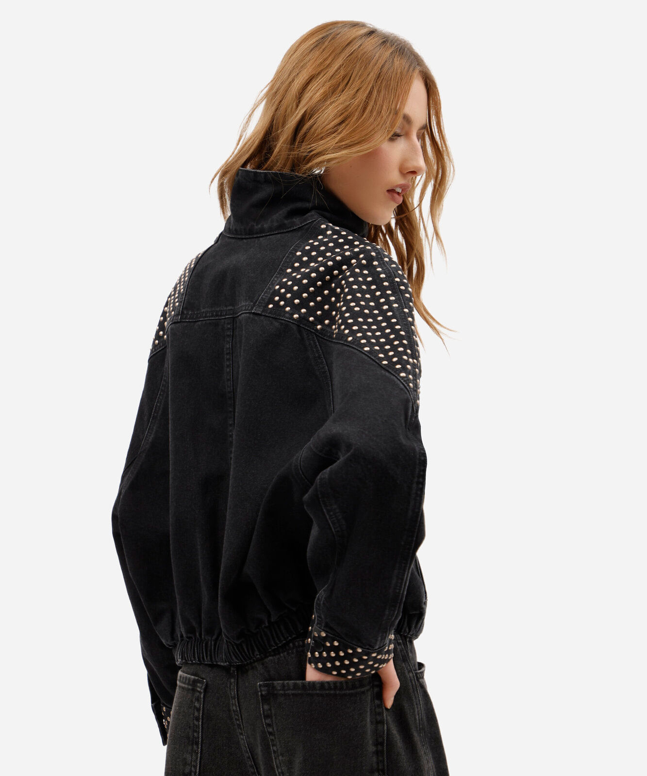 jaqueta bomber feminina jeans gola funnel neck com tachas preta