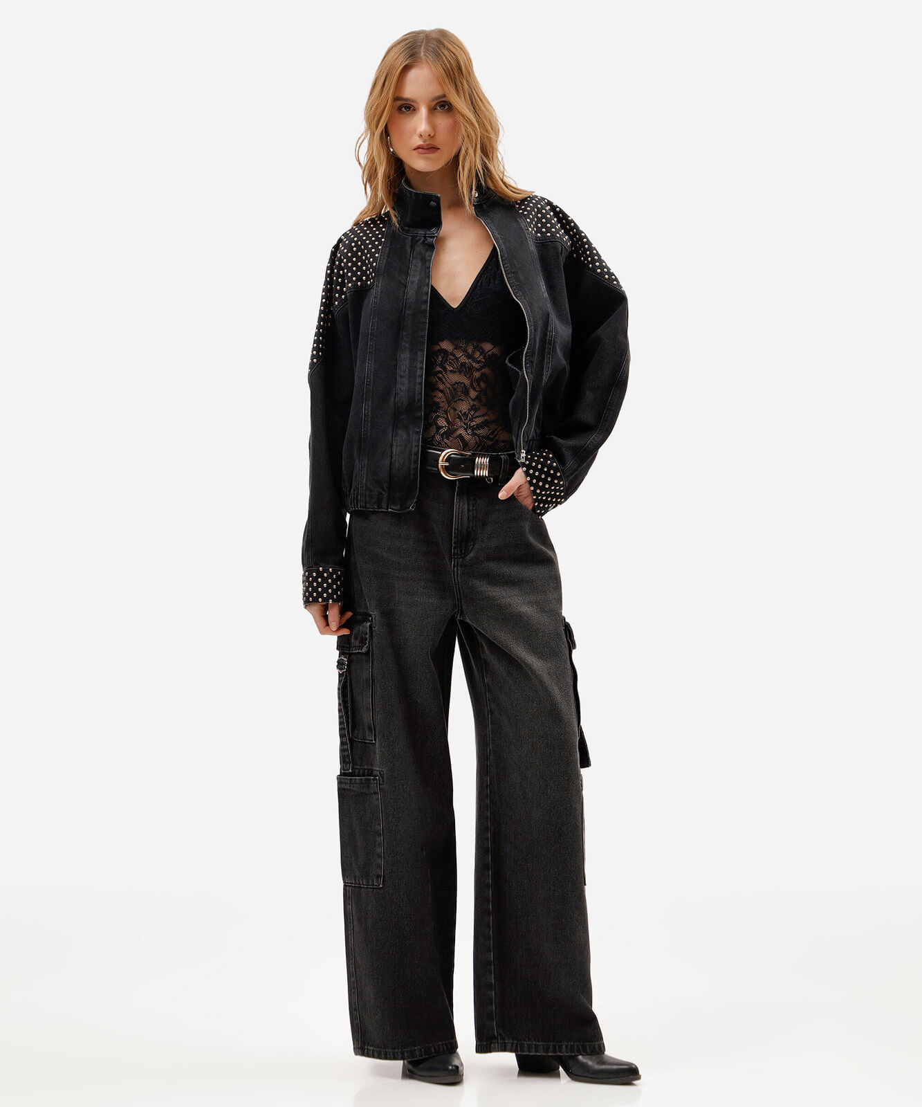 jaqueta bomber feminina jeans gola funnel neck com tachas preta