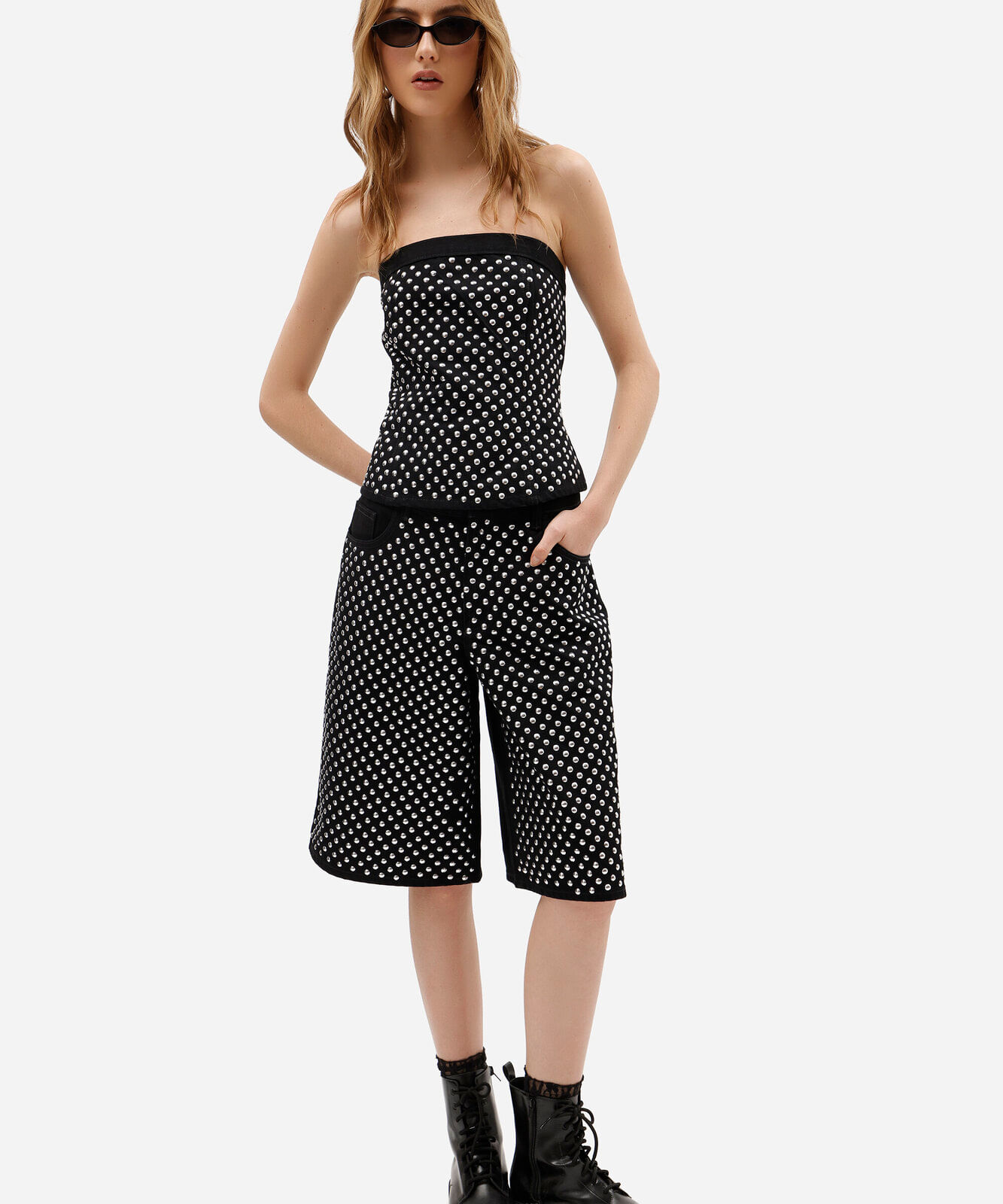 bermuda jorts feminina jeans com tachas cintura baixa preta