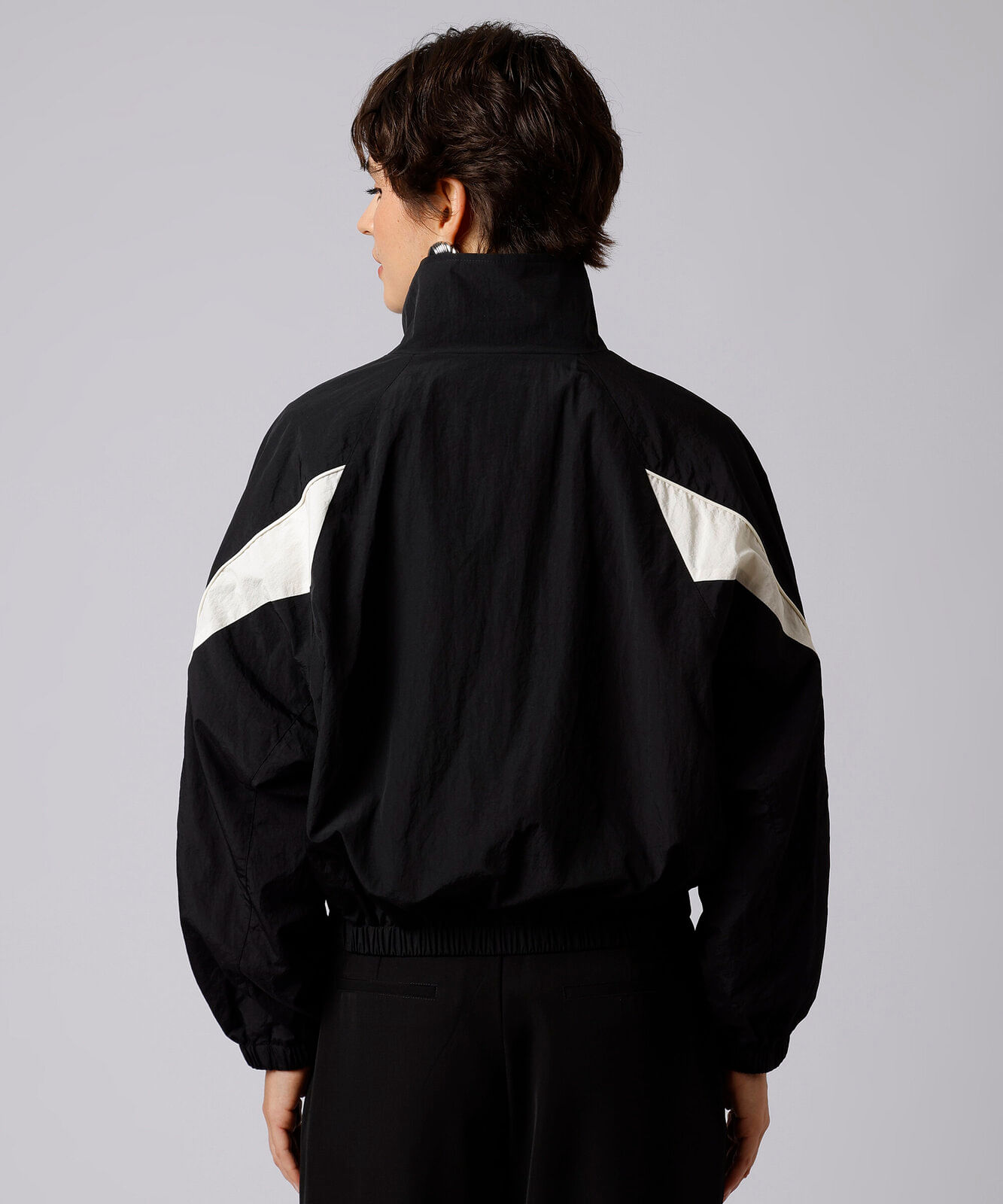 jaqueta bomber feminina de poliamida gola funnel neck com recortes mindset preta