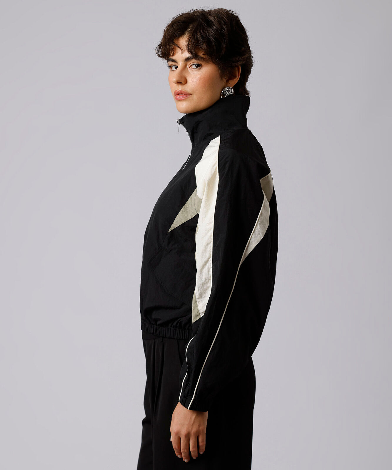 jaqueta bomber feminina de poliamida gola funnel neck com recortes mindset preta