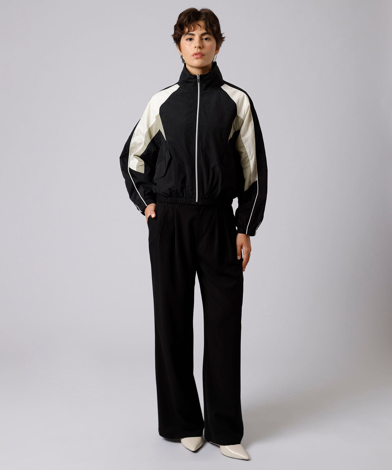 jaqueta bomber feminina de poliamida gola funnel neck com recortes mindset preta