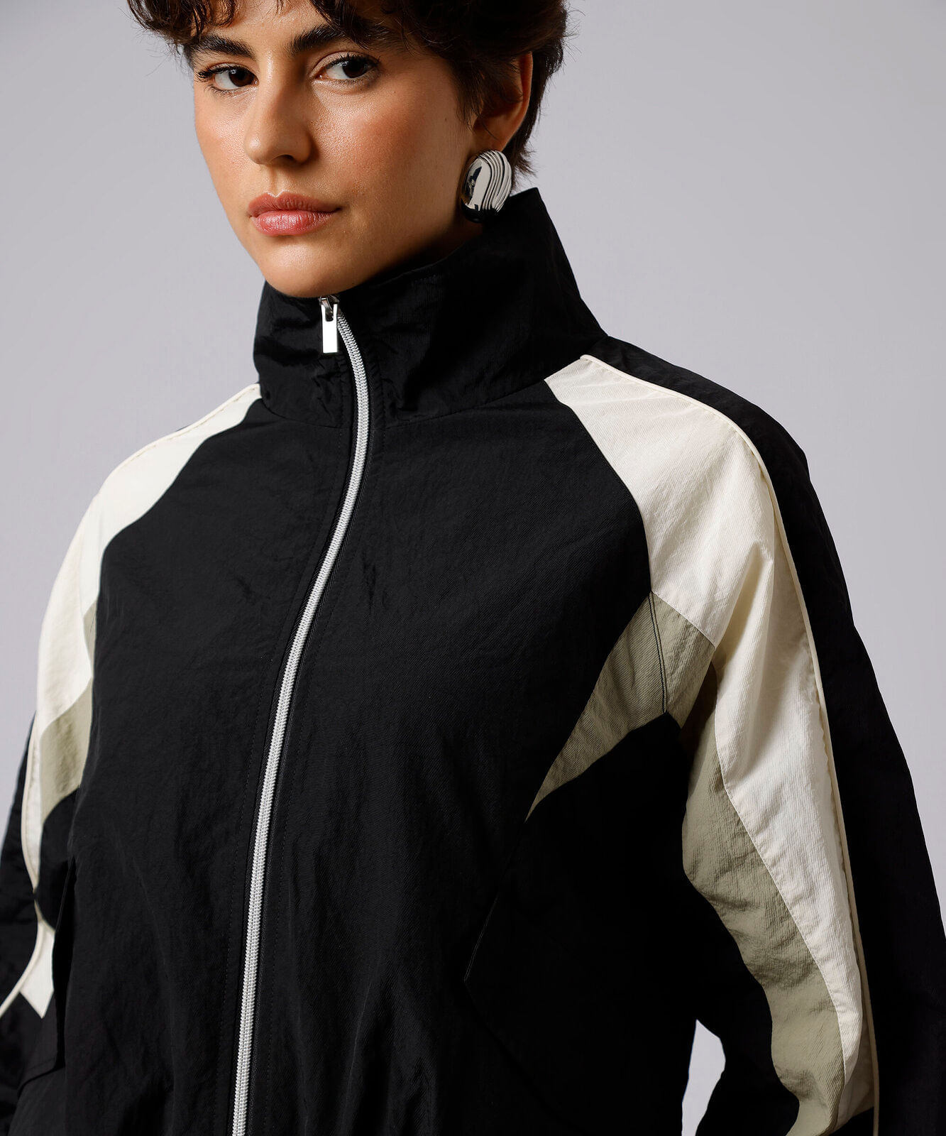 jaqueta bomber feminina de poliamida gola funnel neck com recortes mindset preta