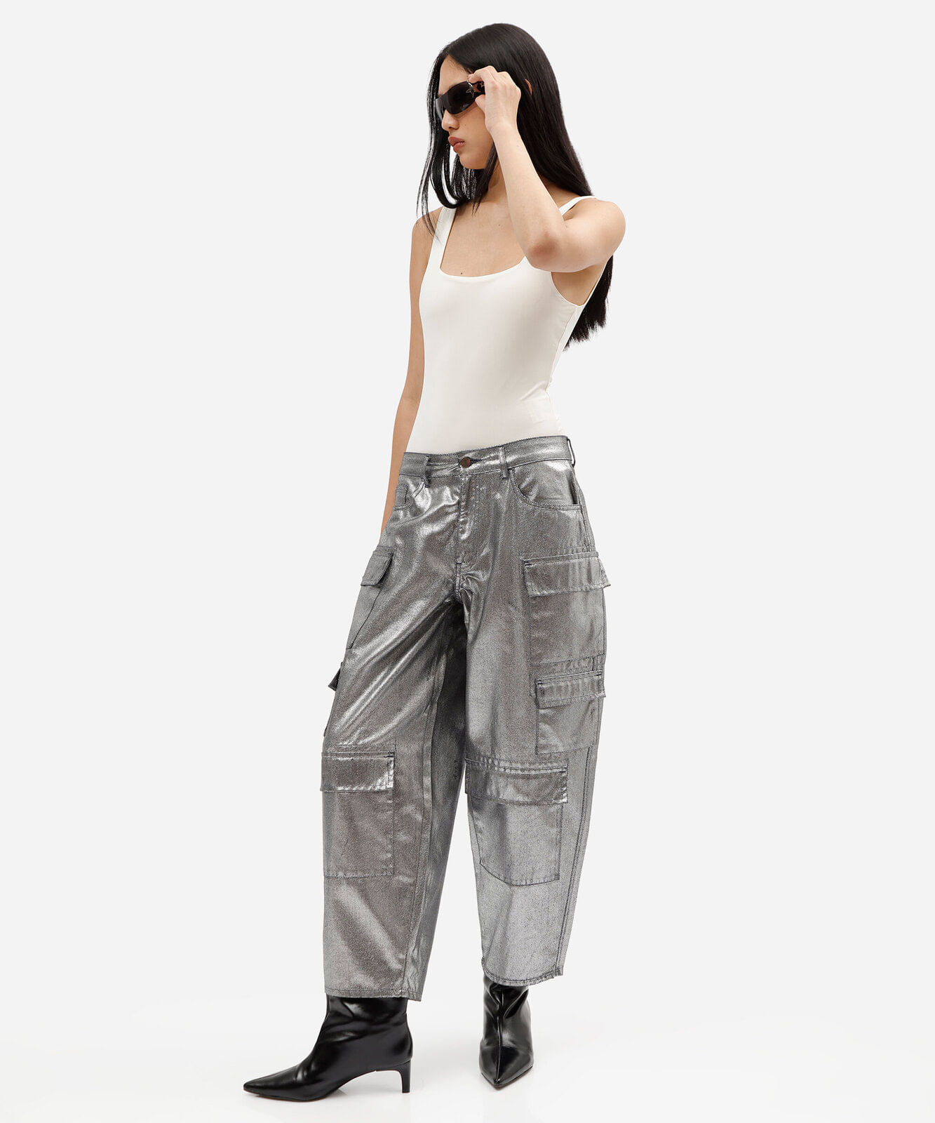 calça baggy cargo feminina de sarja cintura média metalizada prateada