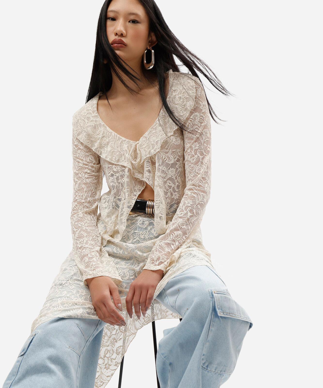 blusa feminina de renda decote v manga longa  com babado bege