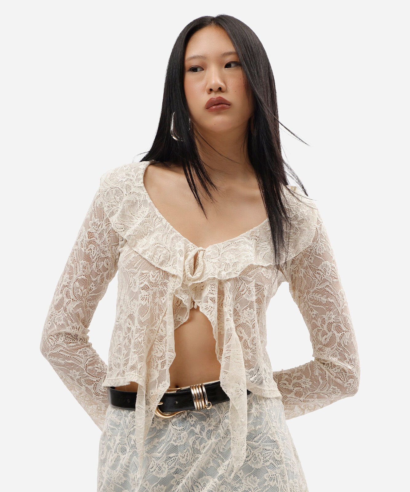 blusa feminina de renda decote v manga longa  com babado bege