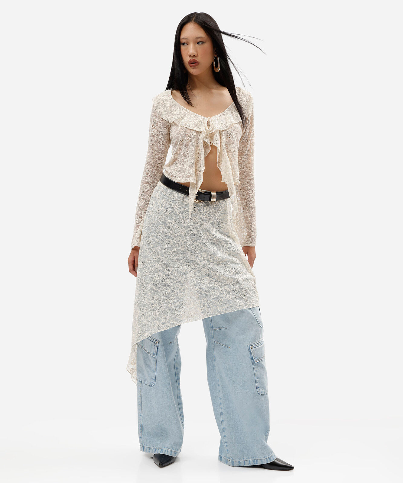 blusa feminina de renda decote v manga longa  com babado bege
