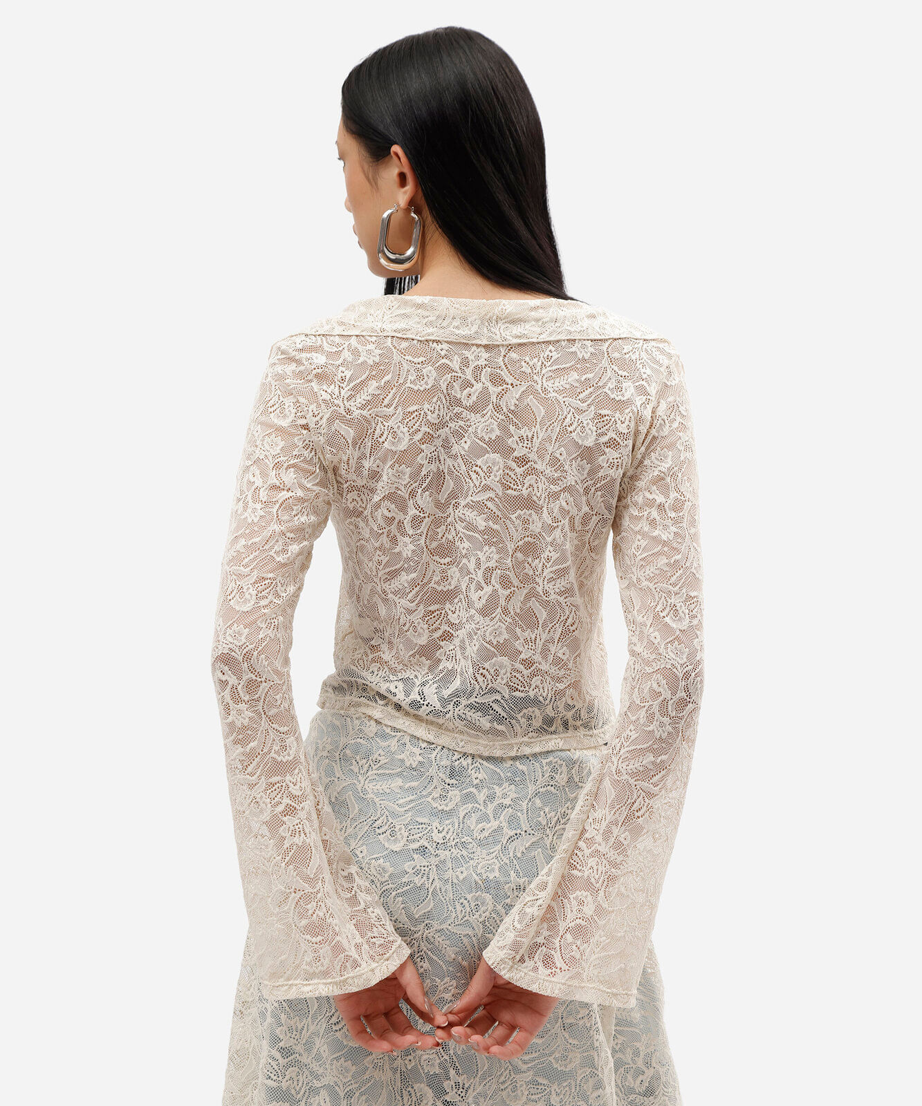blusa feminina de renda decote v manga longa  com babado bege