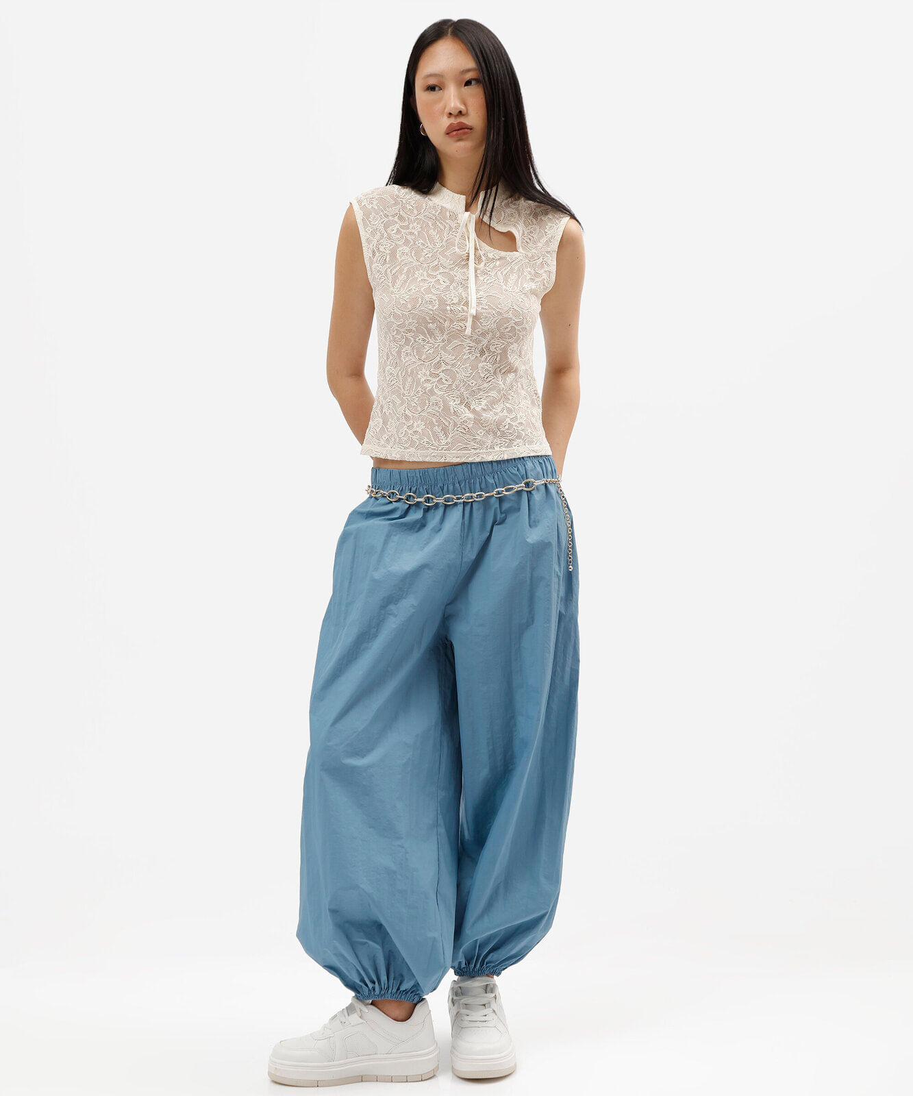 regata feminina de renda com gola mandarim floral bege
