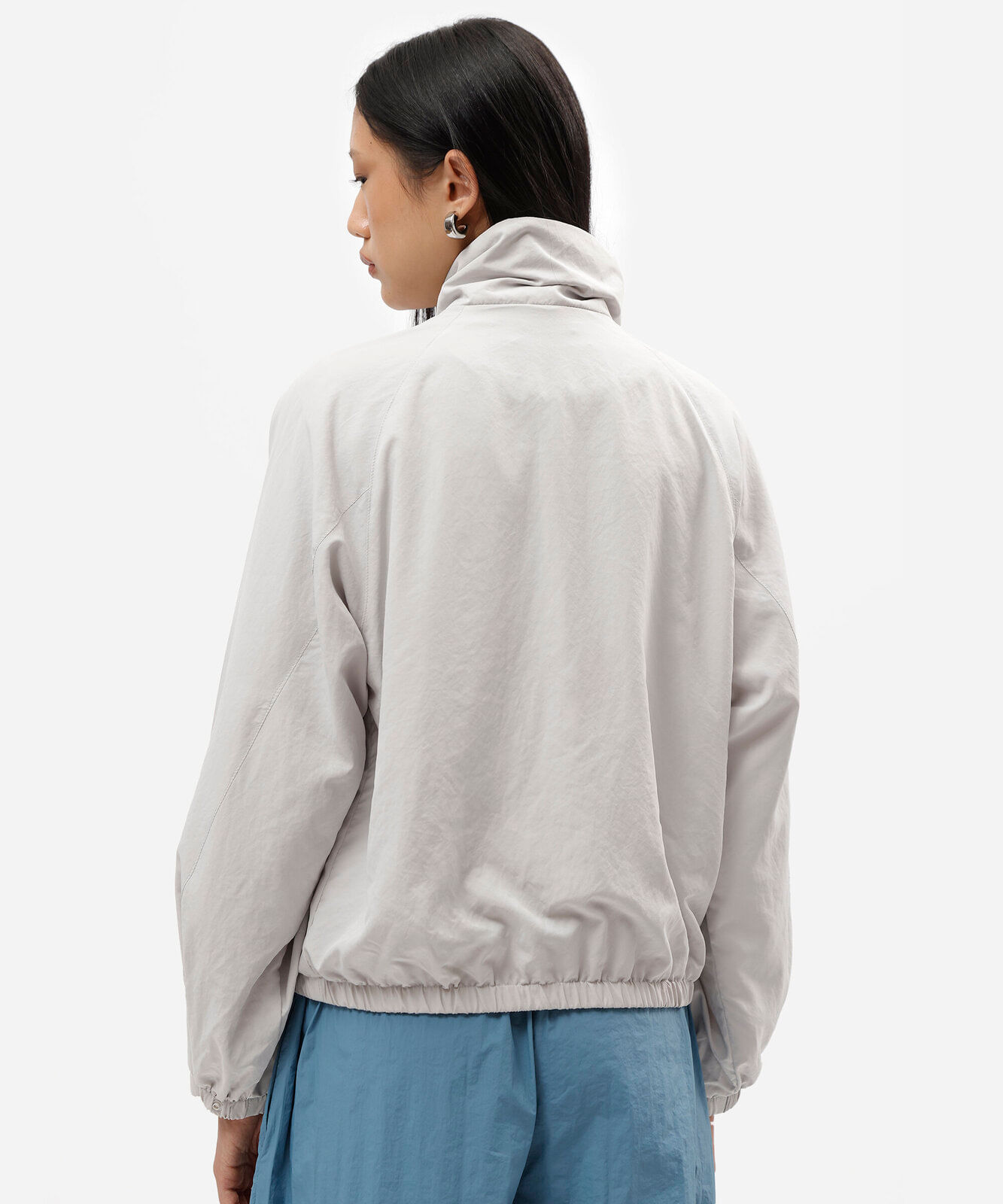 jaqueta bomber feminina gola funnel neck com bolsos cinza
