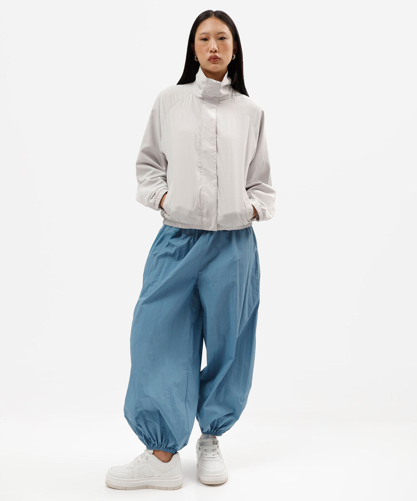 jaqueta bomber feminina gola funnel neck com bolsos cinza
