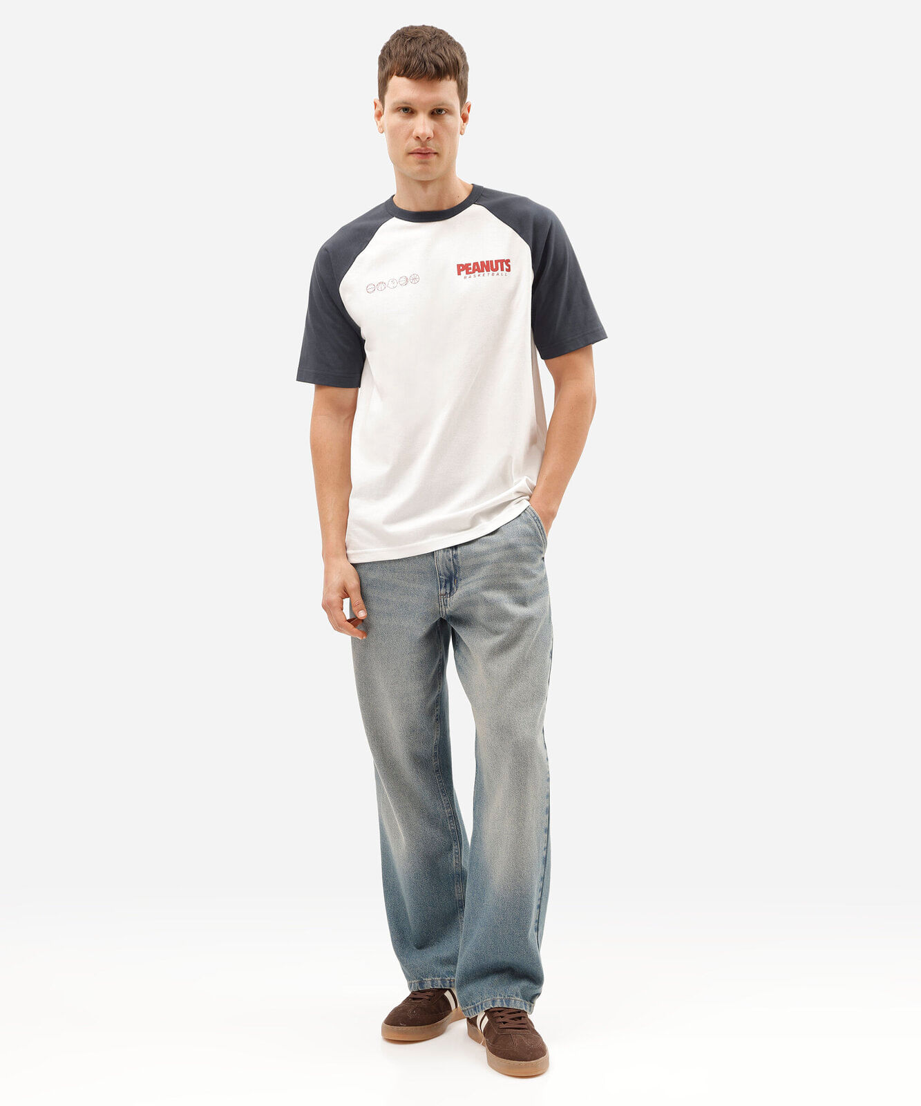 camiseta masculina relaxed de algodão com manga raglan e estampa snoopy off white