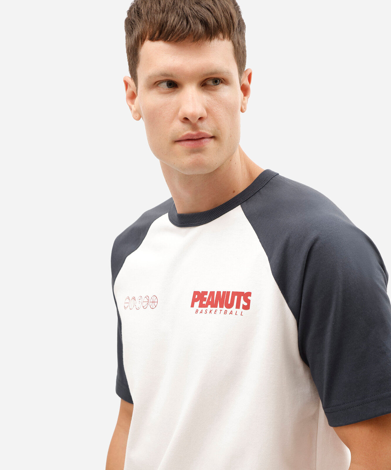 camiseta masculina relaxed de algodão com manga raglan e estampa snoopy off white