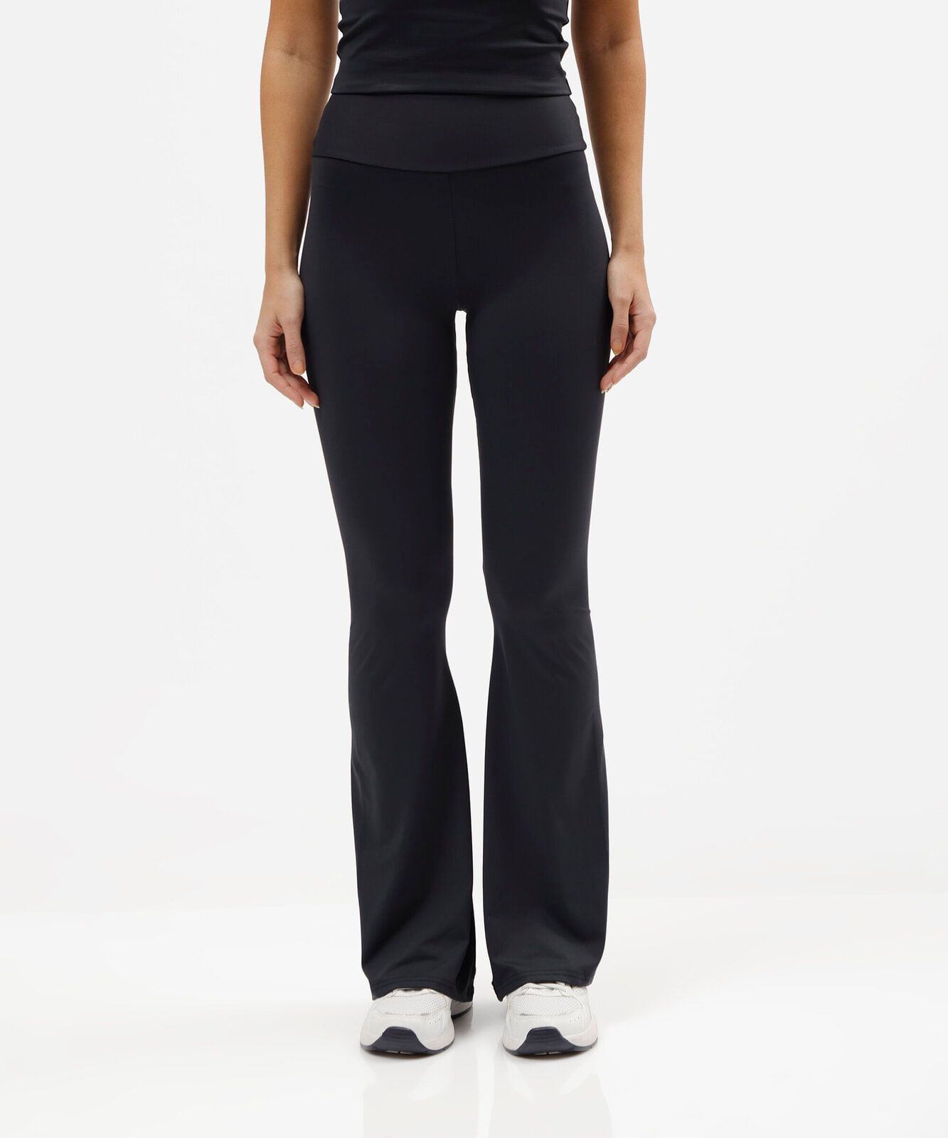 calça legging flare esportiva feminina de poliamida preta