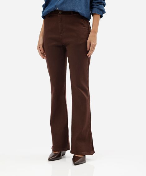 calça boot cut petit feminina de sarja com fenda sawary marrom