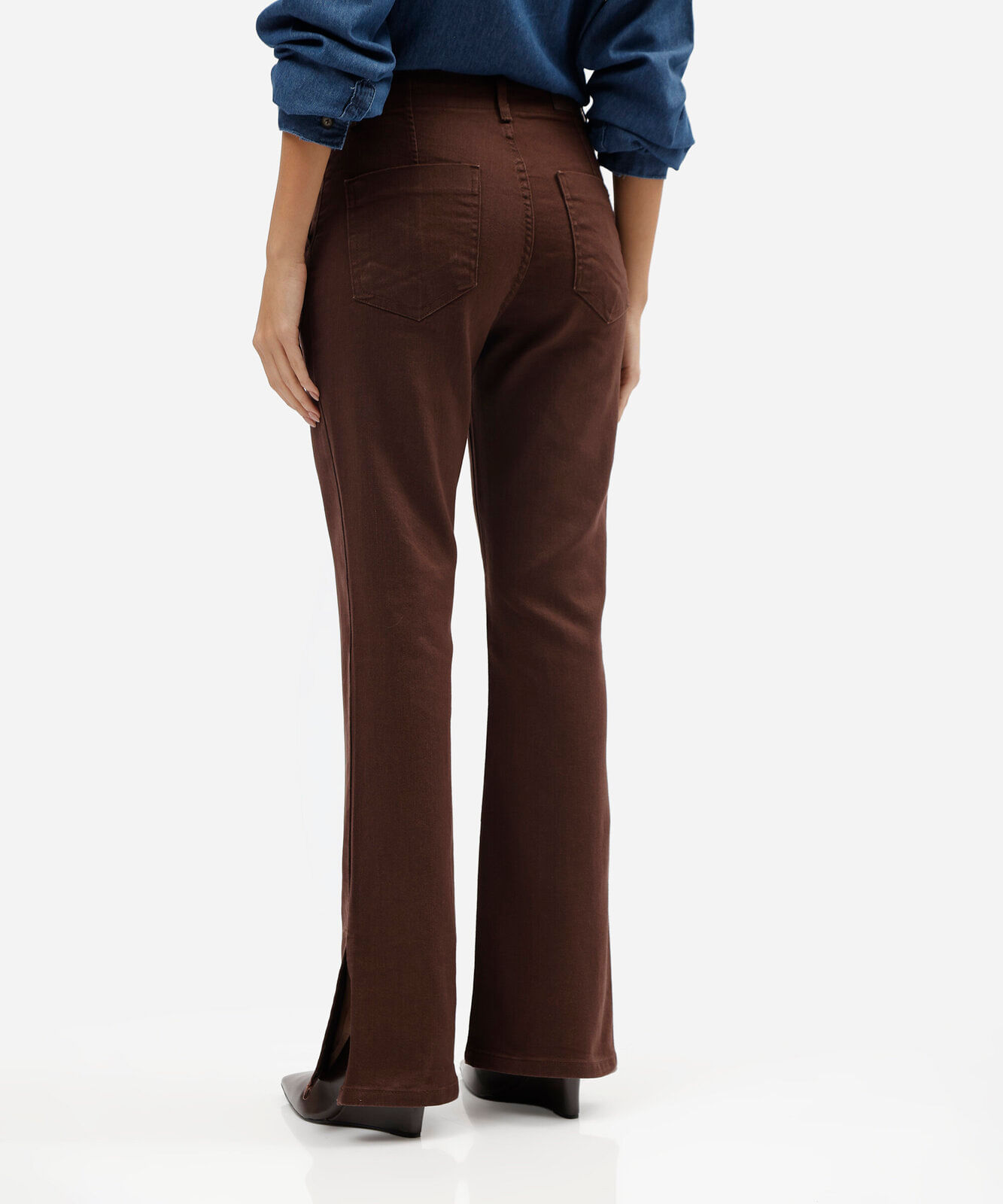 calça boot cut petit feminina de sarja com fenda sawary marrom