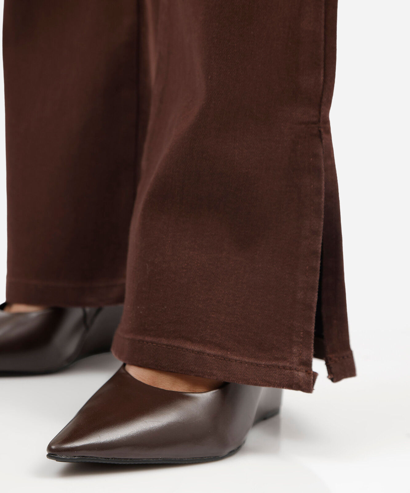 calça boot cut petit feminina de sarja com fenda sawary marrom