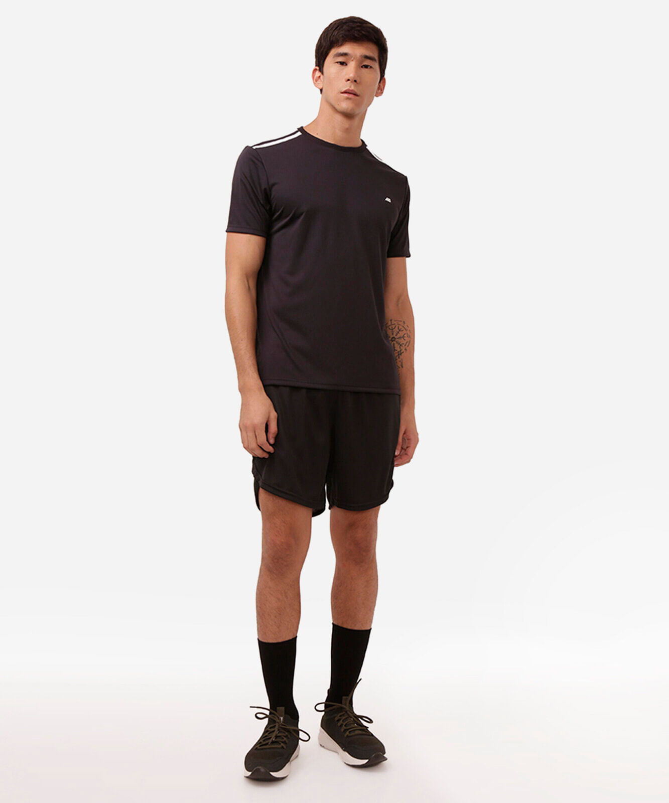 camiseta masculina esportiva com listras preta
