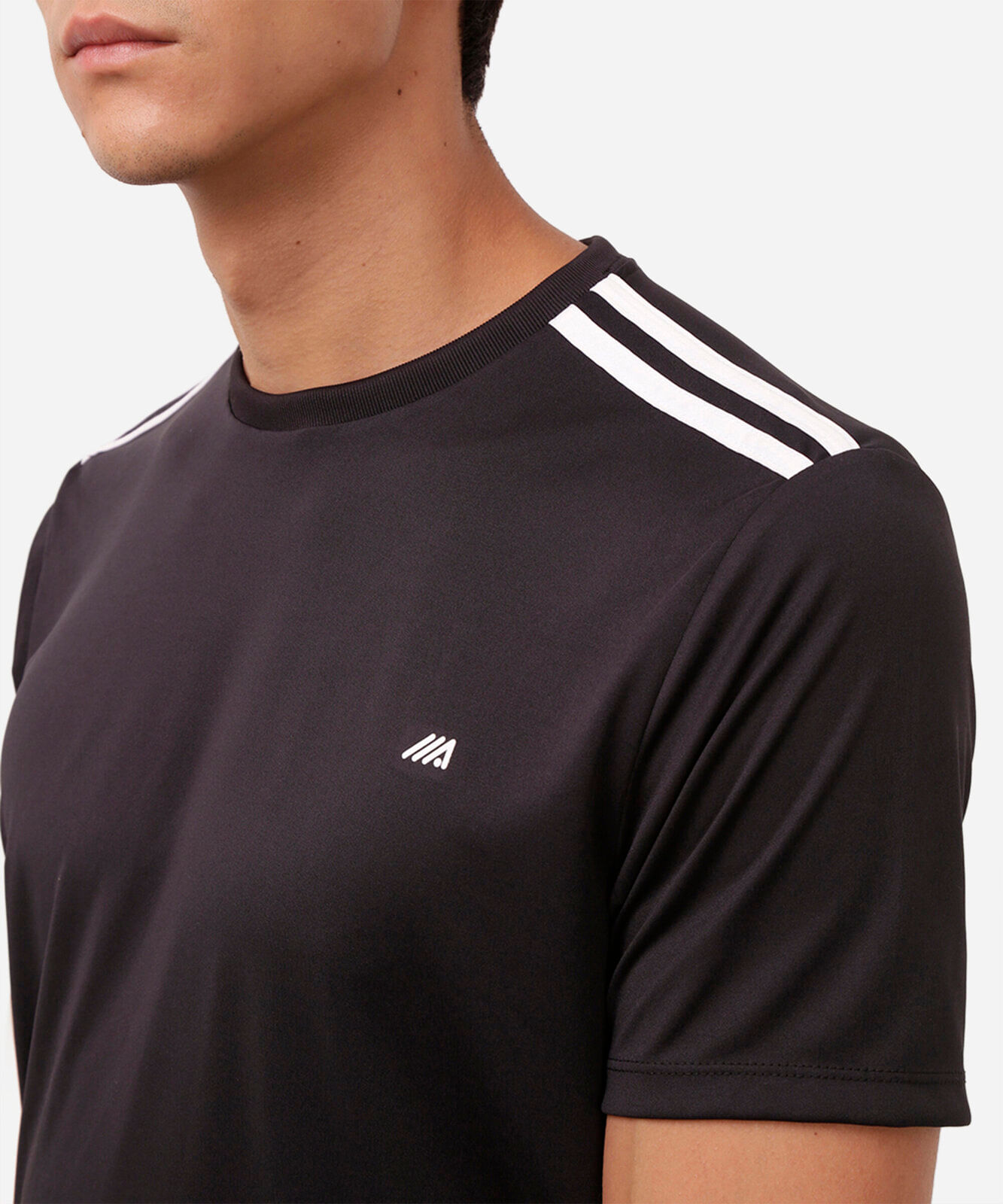 camiseta masculina esportiva com listras preta