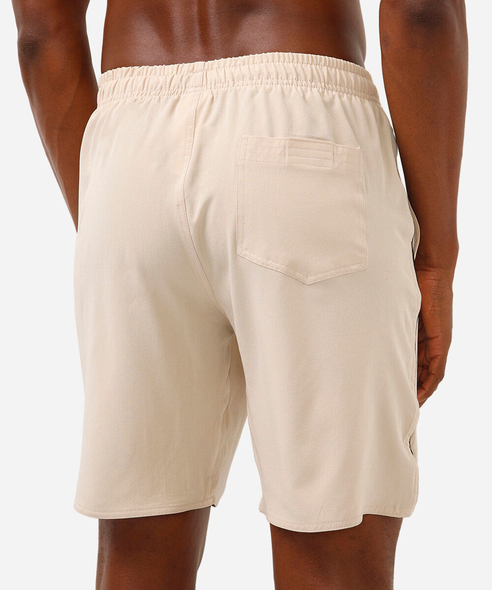 bermuda esportiva masculina com bolsos bege