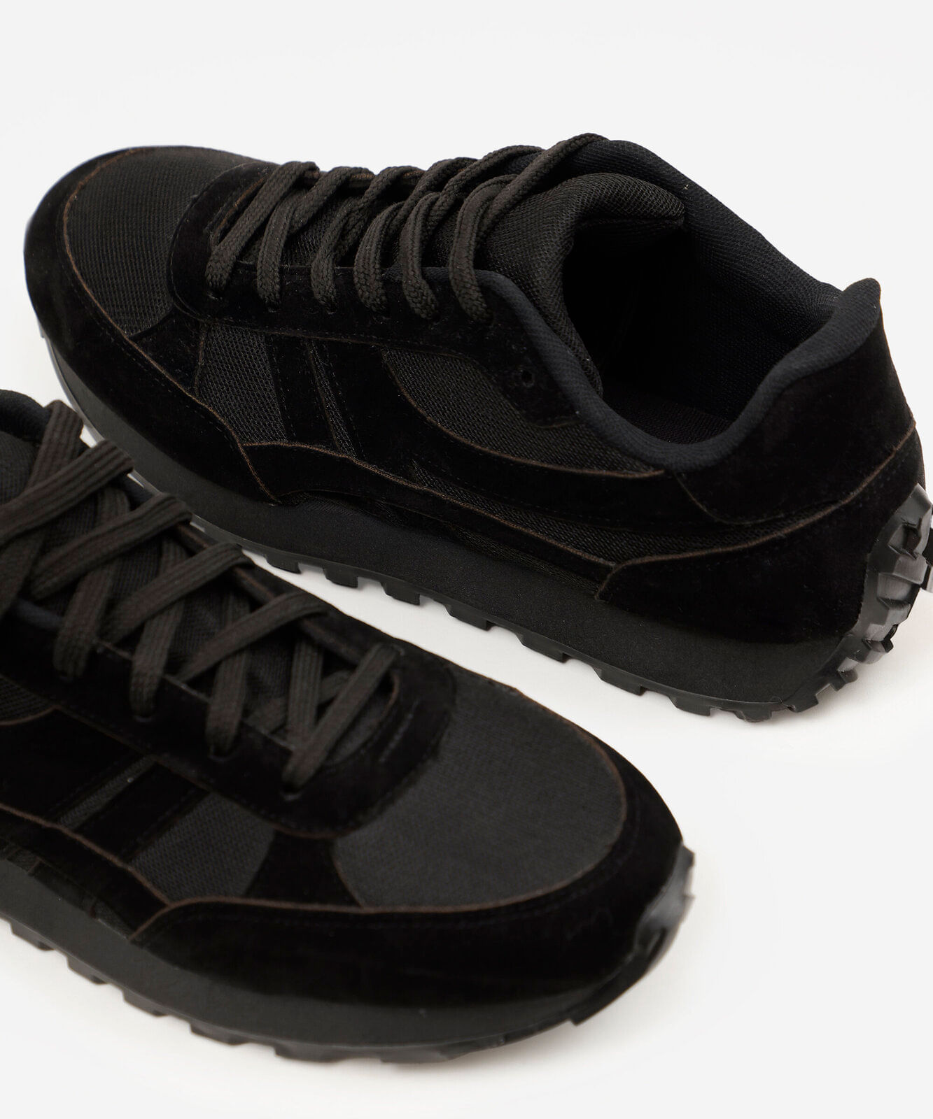 tênis casual masculino com recortes tratorado preto
