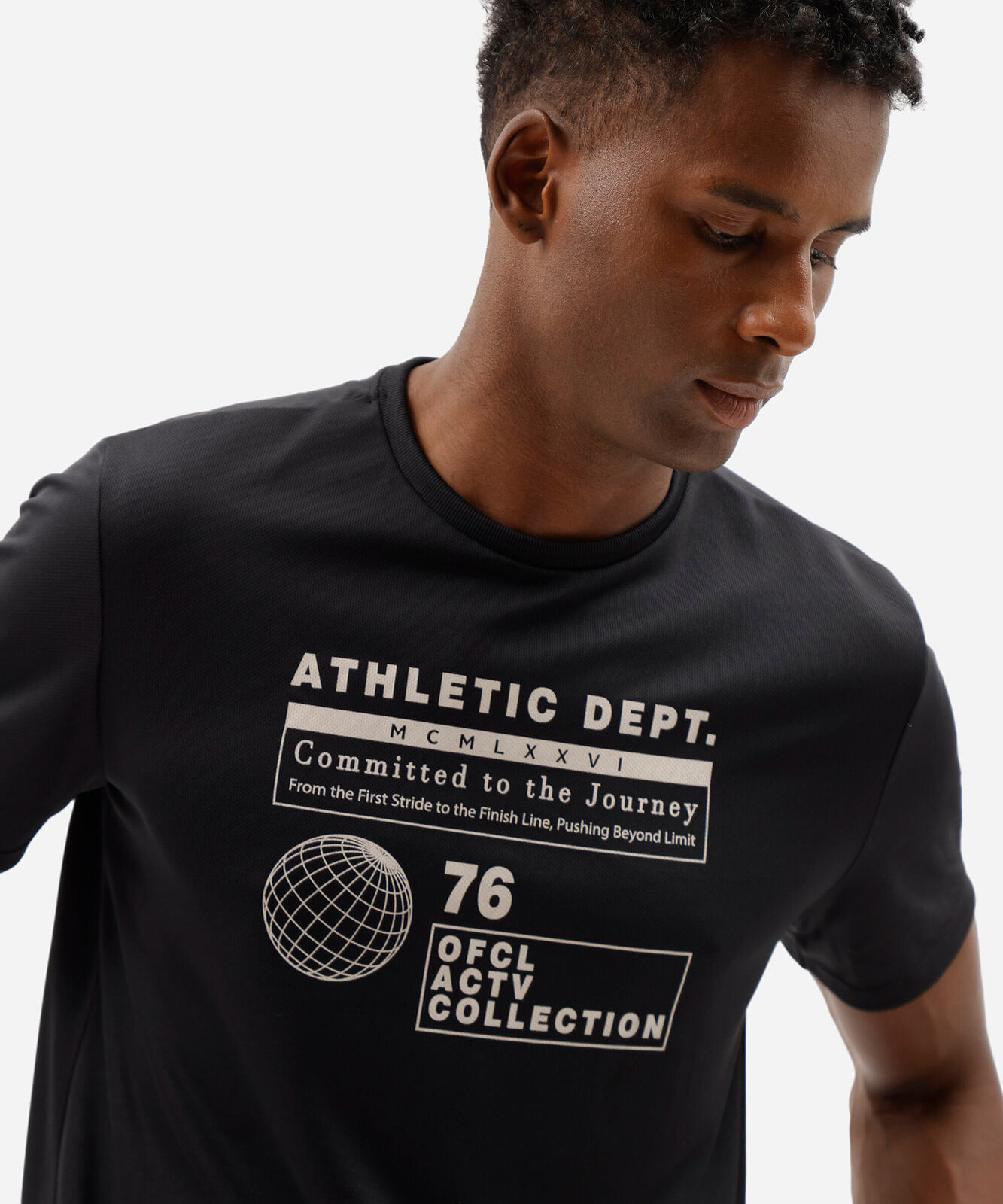camiseta esportiva masculina manga curta estampada preta