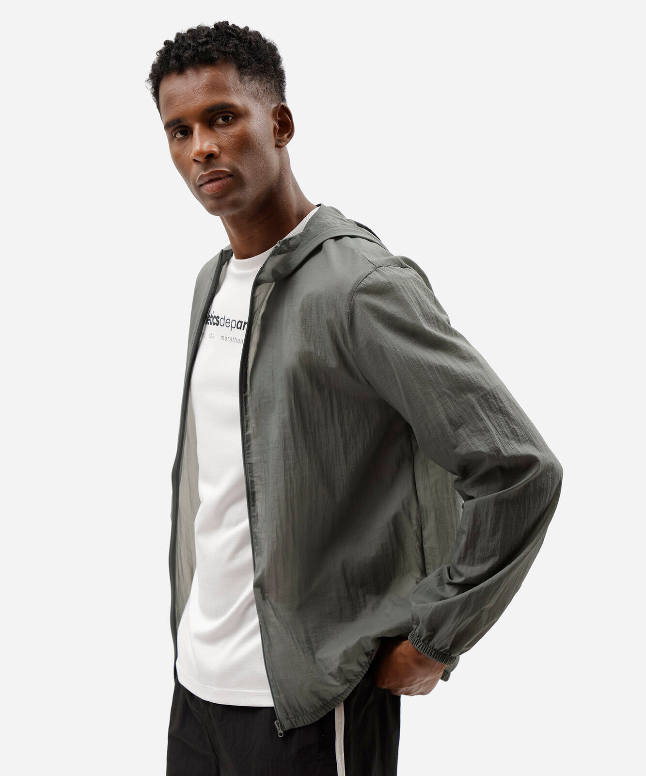 jaqueta esportiva masculina de poliamida com capuz texturizada verde