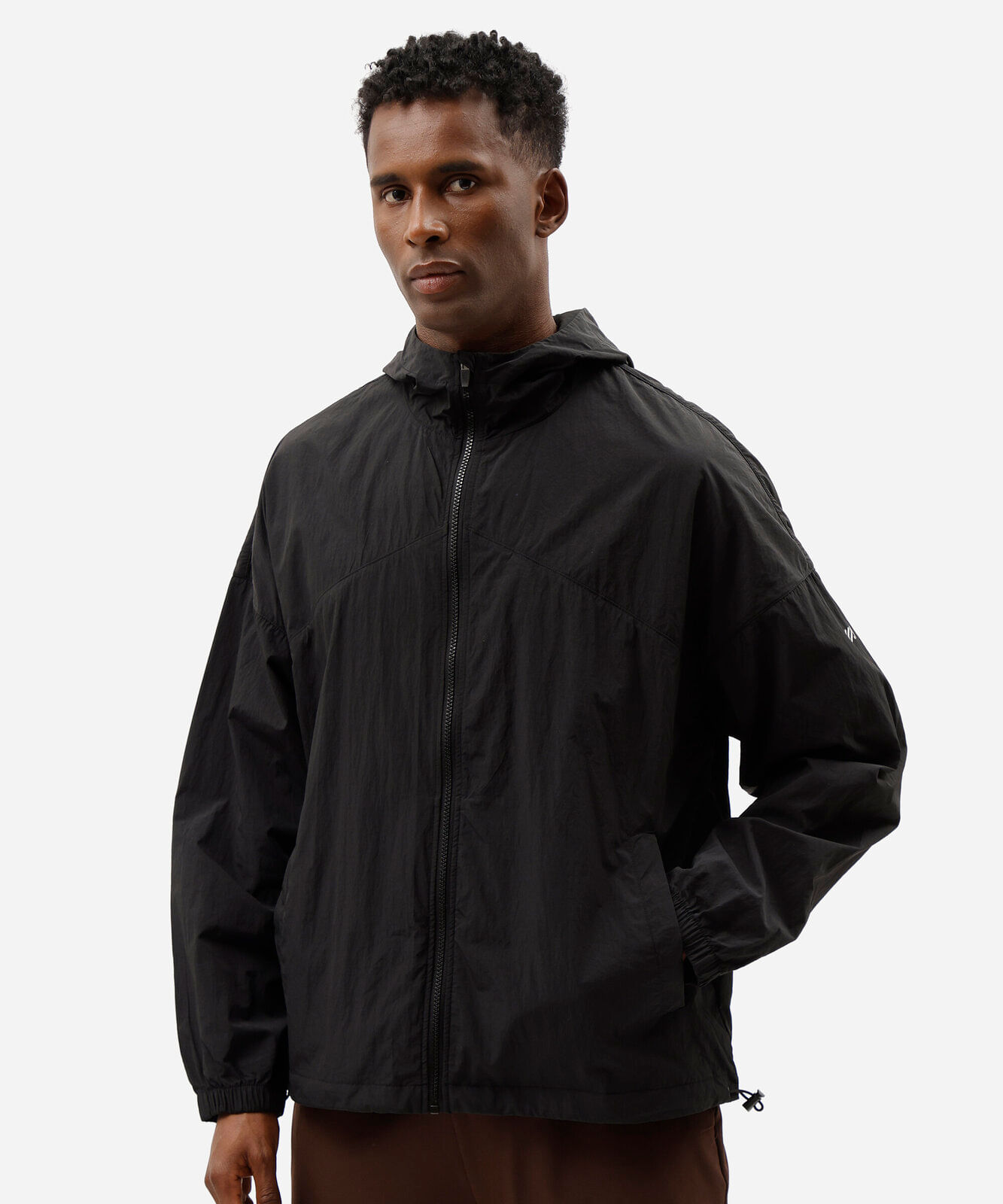 jaqueta esportiva masculina de poliamida com capuz preta