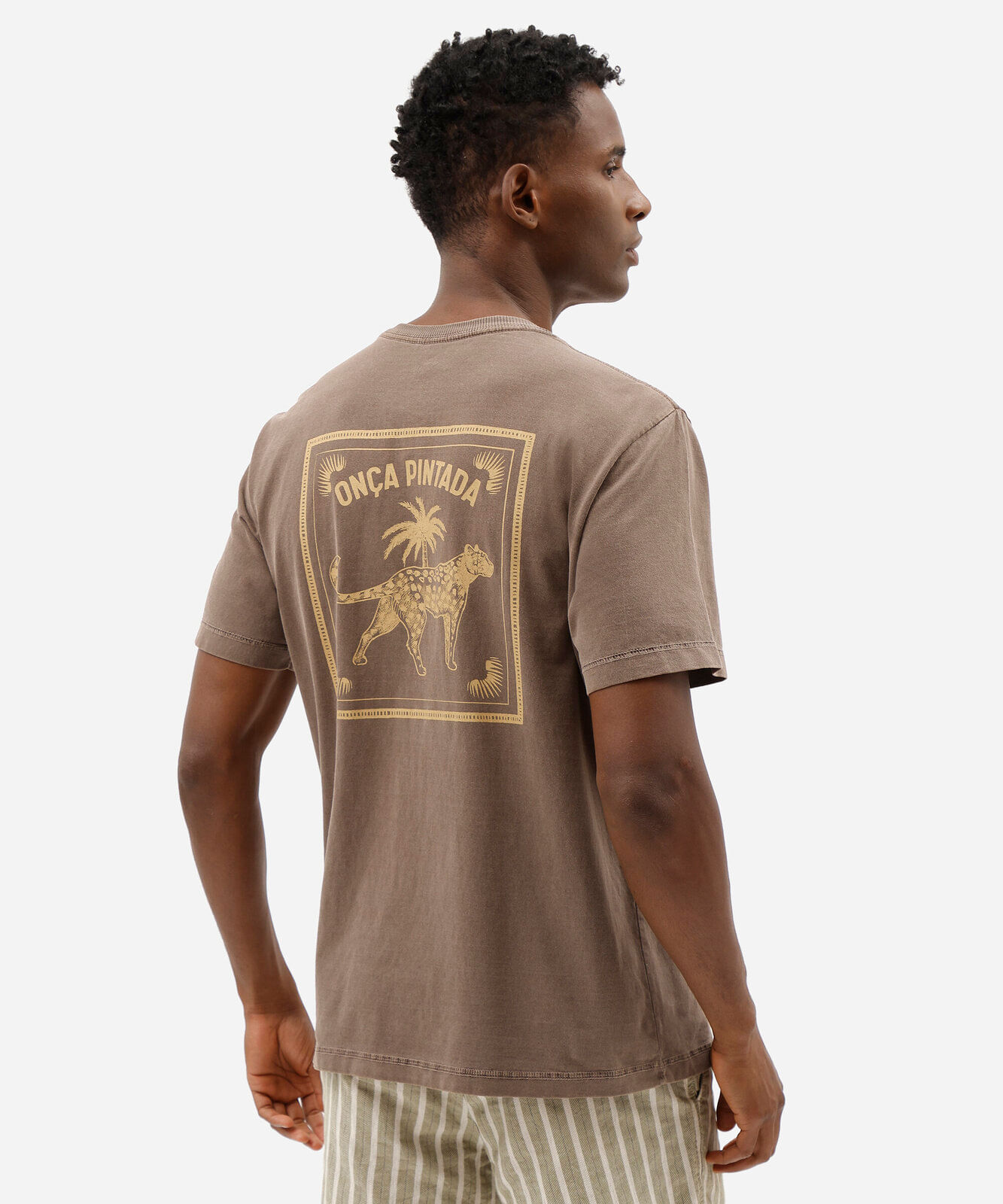 camiseta masculina de algodão manga curta estampada marrom