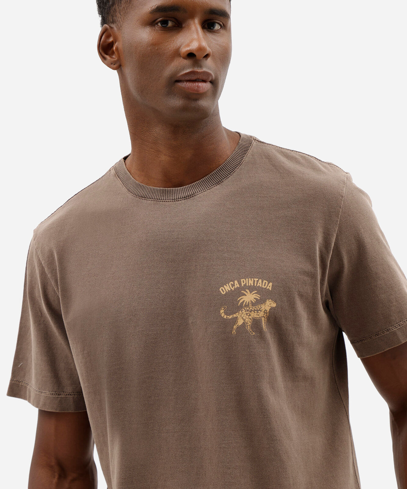 camiseta masculina de algodão manga curta estampada marrom