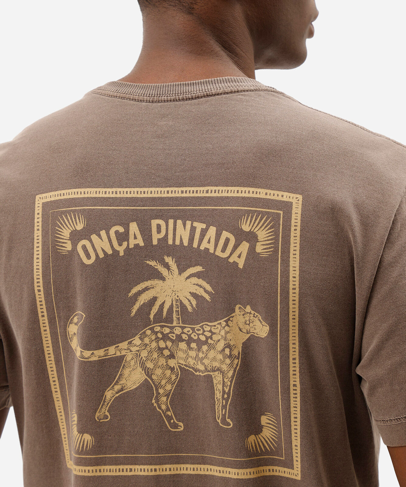 camiseta masculina de algodão manga curta estampada marrom