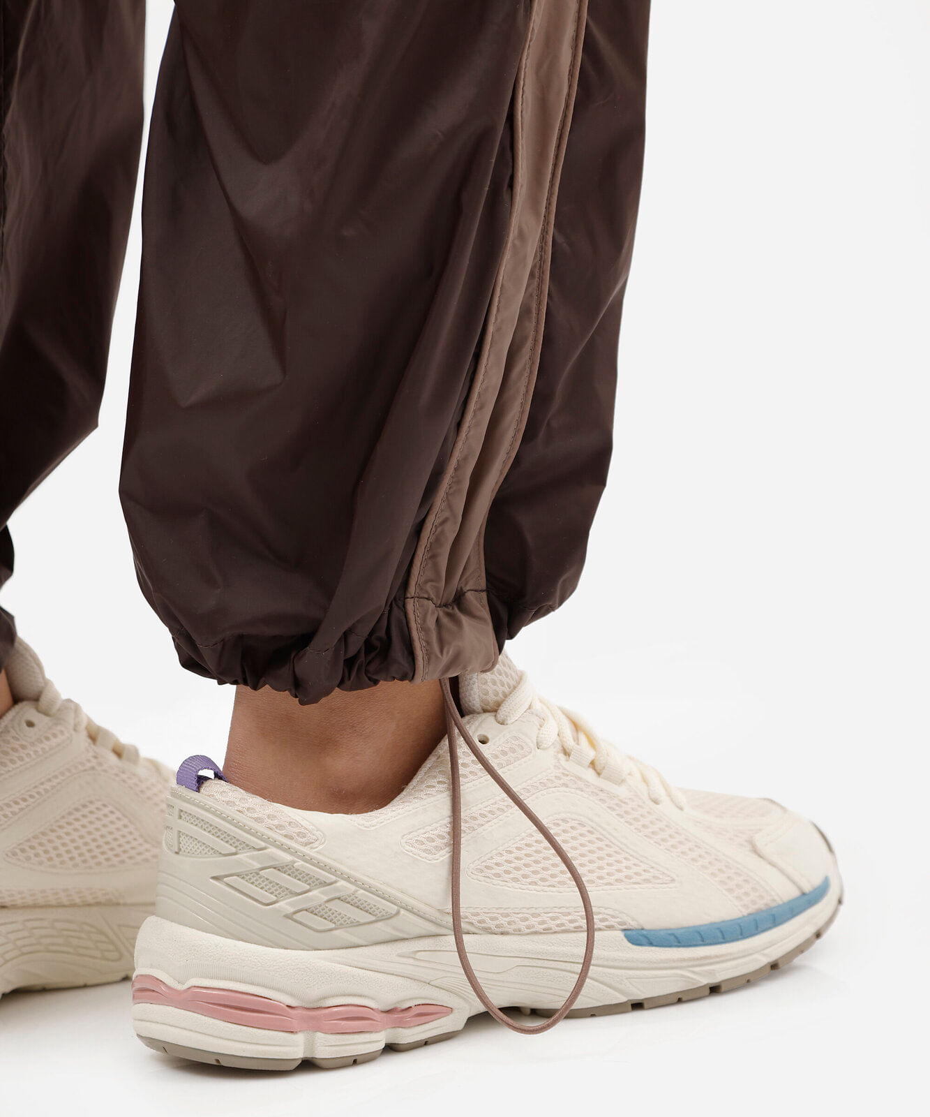 calça feminina de poliamida com recortes e nervuras esportiva marrom