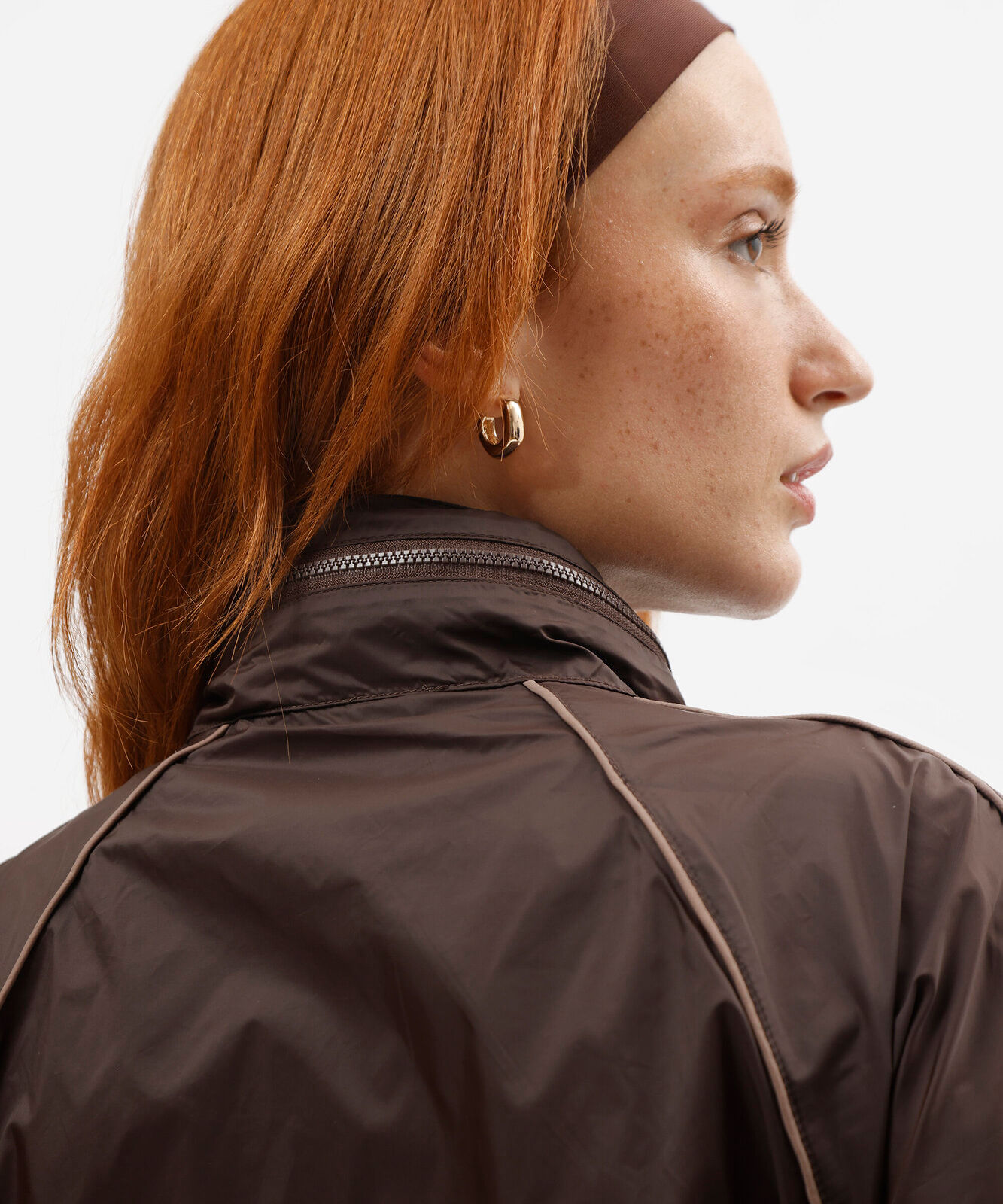 jaqueta corta vento feminina com recortes e capuz retrátil esportiva marrom