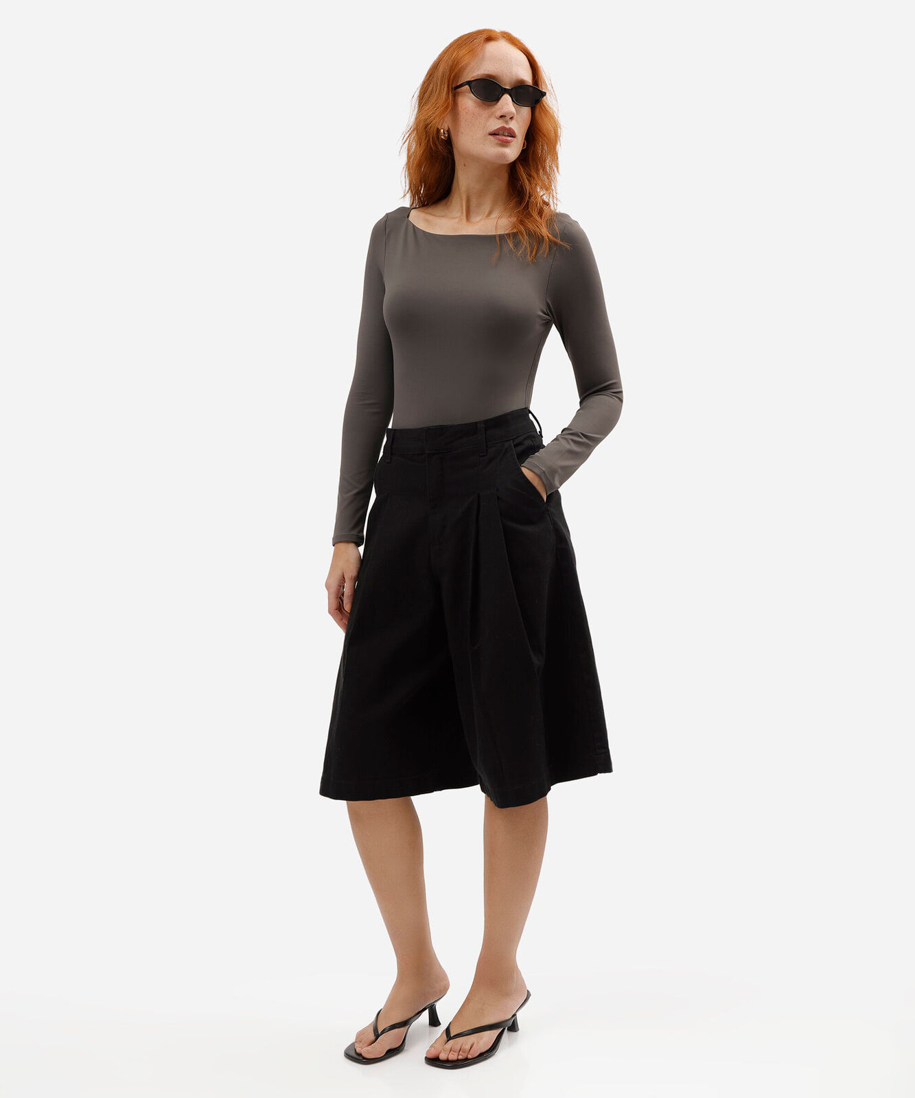 body feminino de poliamida decote canoa manga longa cinza