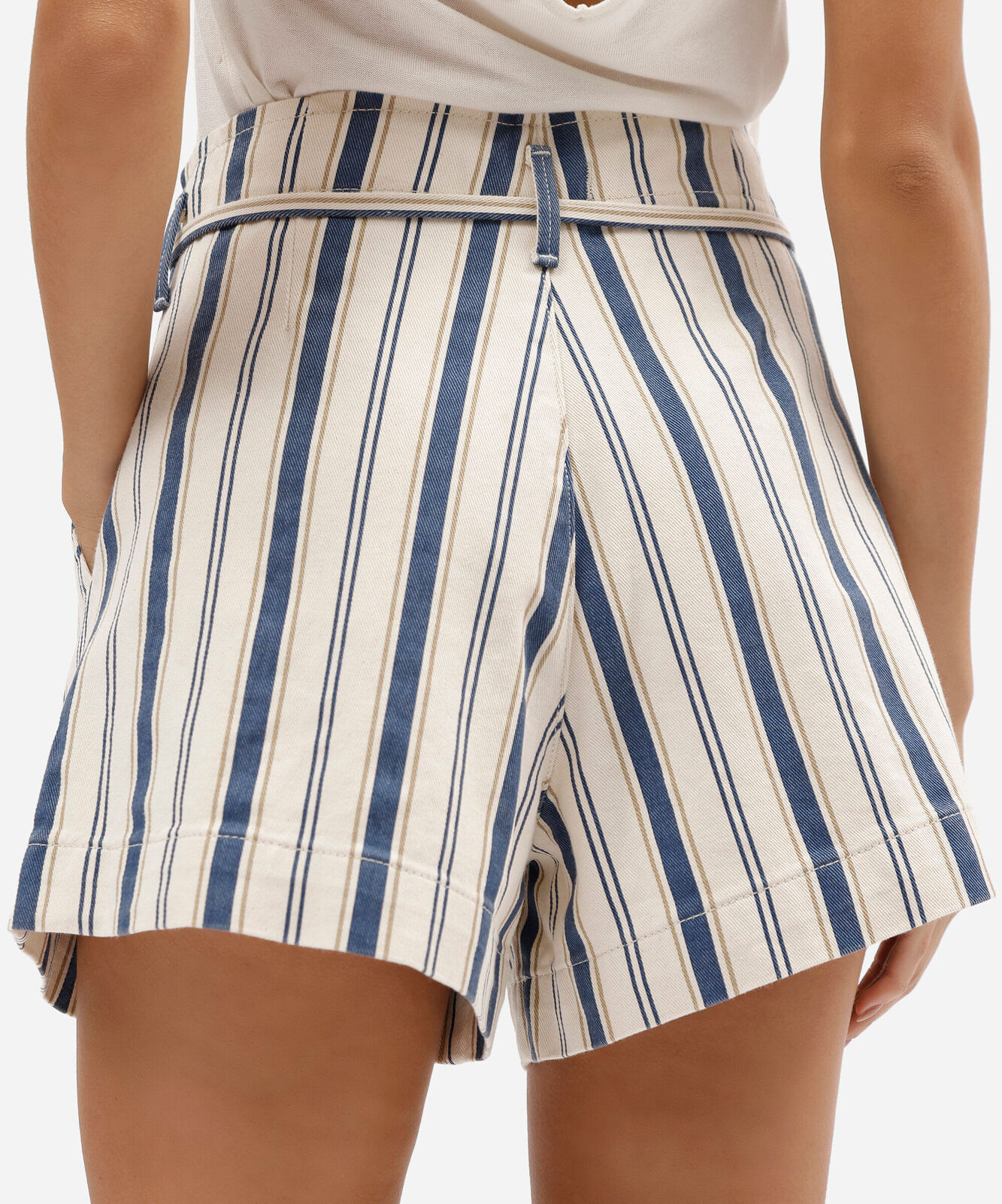 short clochard feminino de sarja com pregas listrado off white