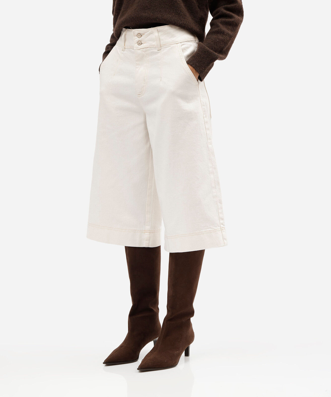 bermuda jorts feminina de sarja com pregas off white