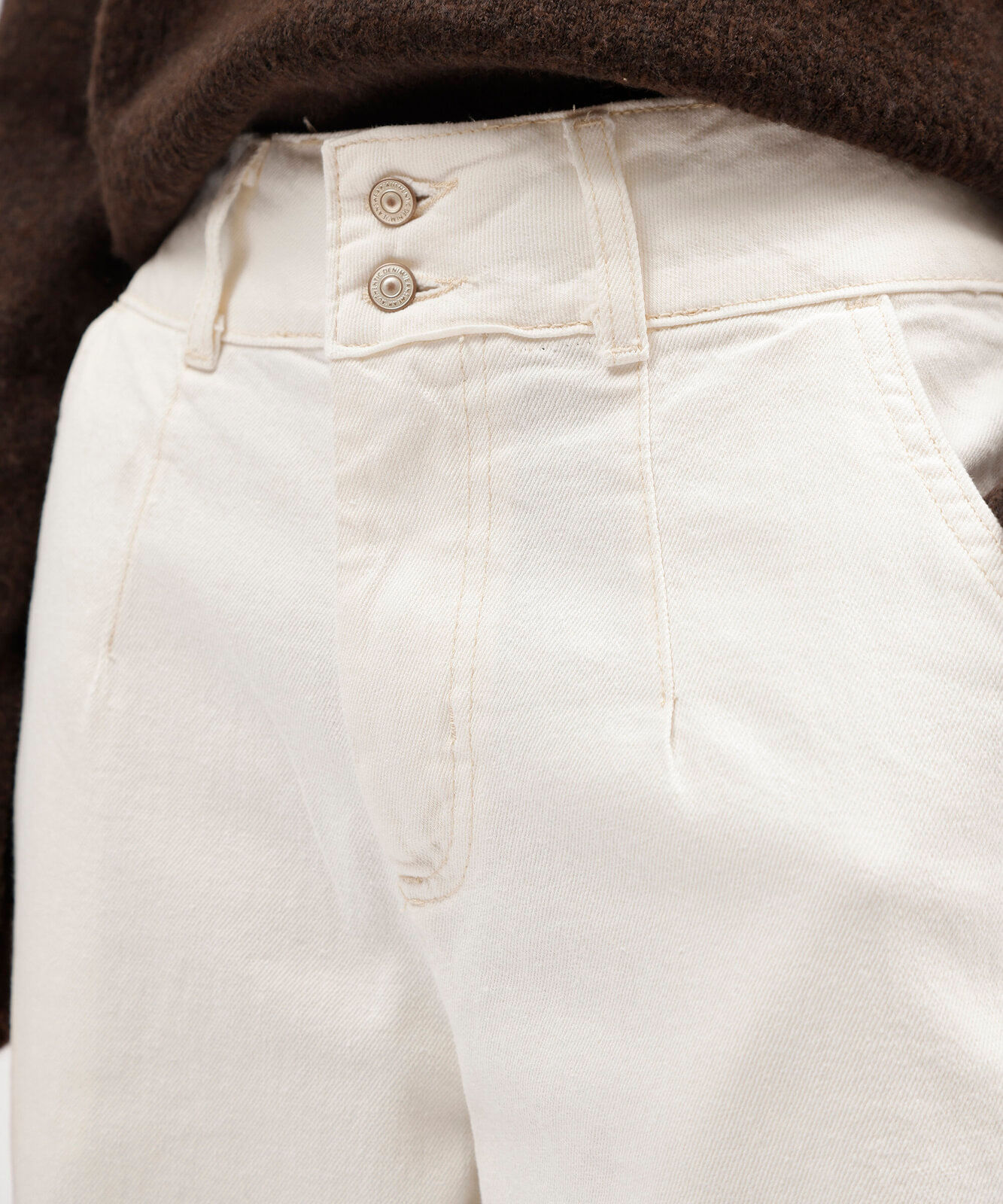 bermuda jorts feminina de sarja com pregas off white