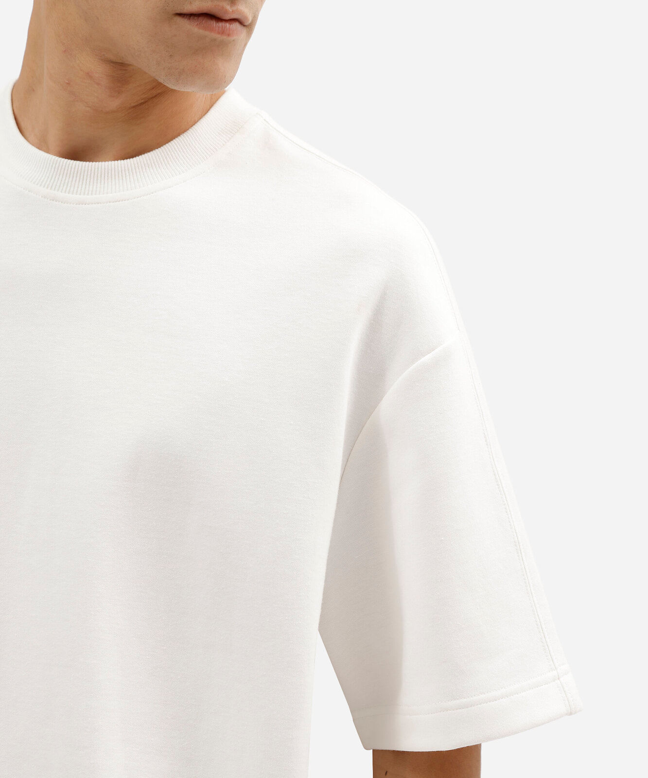 camiseta box fit masculina com algodão e recorte manga curta off white