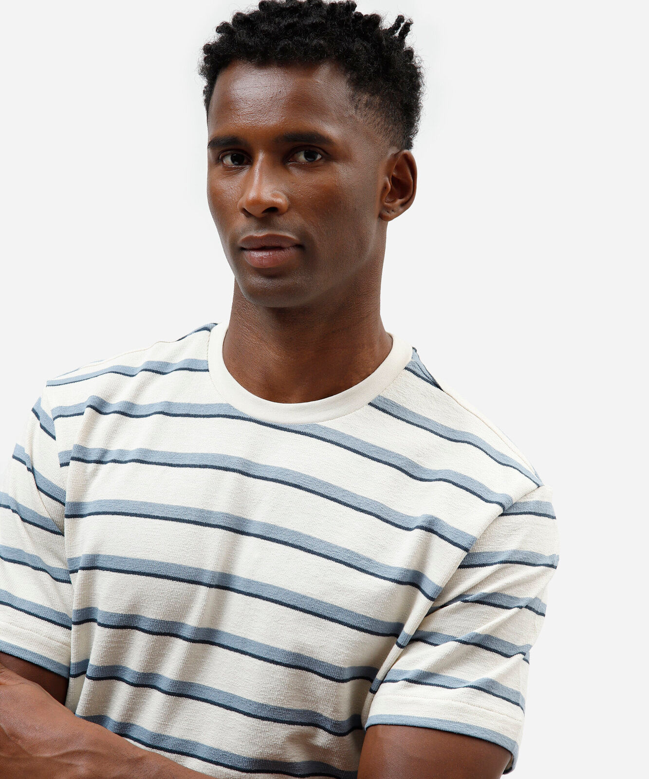 camiseta masculina com algodão manga curta listrada cinza