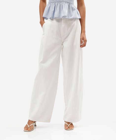 calça balloon cropped feminina de sarja cintura média com pregas texturizada off white